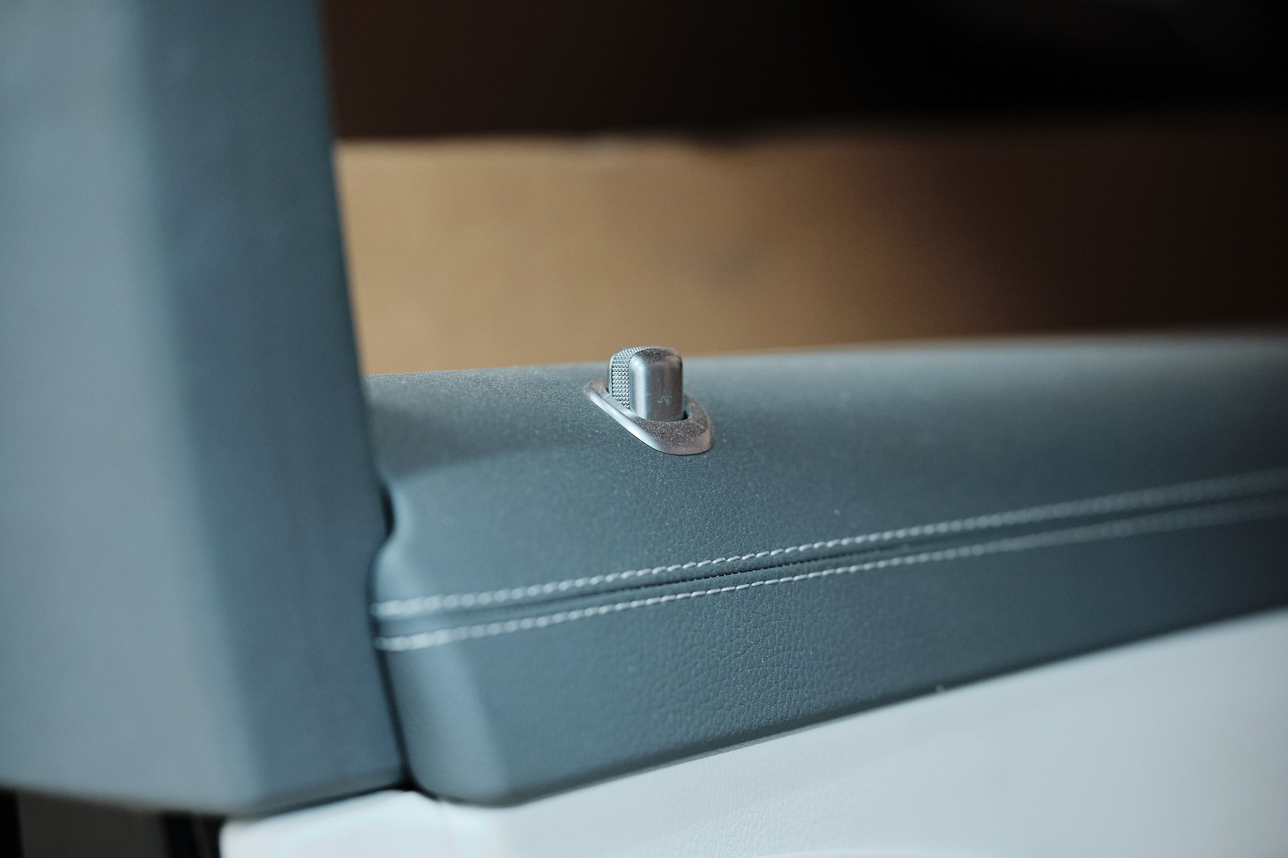 «Оригинальная панель приборов Mercedes-Benz W213 с дисплеем»«Консоль центральная Mercedes-Benz E-Class W213 с элементами управления»«Руль Mercedes-Benz S-Class W222 с кнопками и подогревом»«Сиденье переднее левое Mercedes-Benz GLC X253 с электроприводом и памятью»«Обшивка двери правая Mercedes-Benz C-Class W205 оригинальная деталь»«Подлокотник центральный Mercedes-Benz V-Class W447 с отделением для хранения»«Панель управления климат-контролем Mercedes-Benz GLS X167 оригинал»«Декоративная накладка торпеды Mercedes-Benz A-Class W177 с алюминиевым эффектом»«Кнопка запуска двигателя Mercedes-Benz GLE W167 оригинальная запчасть»«Подсветка салона LED Mercedes-Benz CLA C118 с настройками цвета»«Коврики салона Mercedes-Maybach S-Class W223 оригинальные»«Подголовник заднего сиденья Mercedes-Maybach GLS X167 с электроприводом»