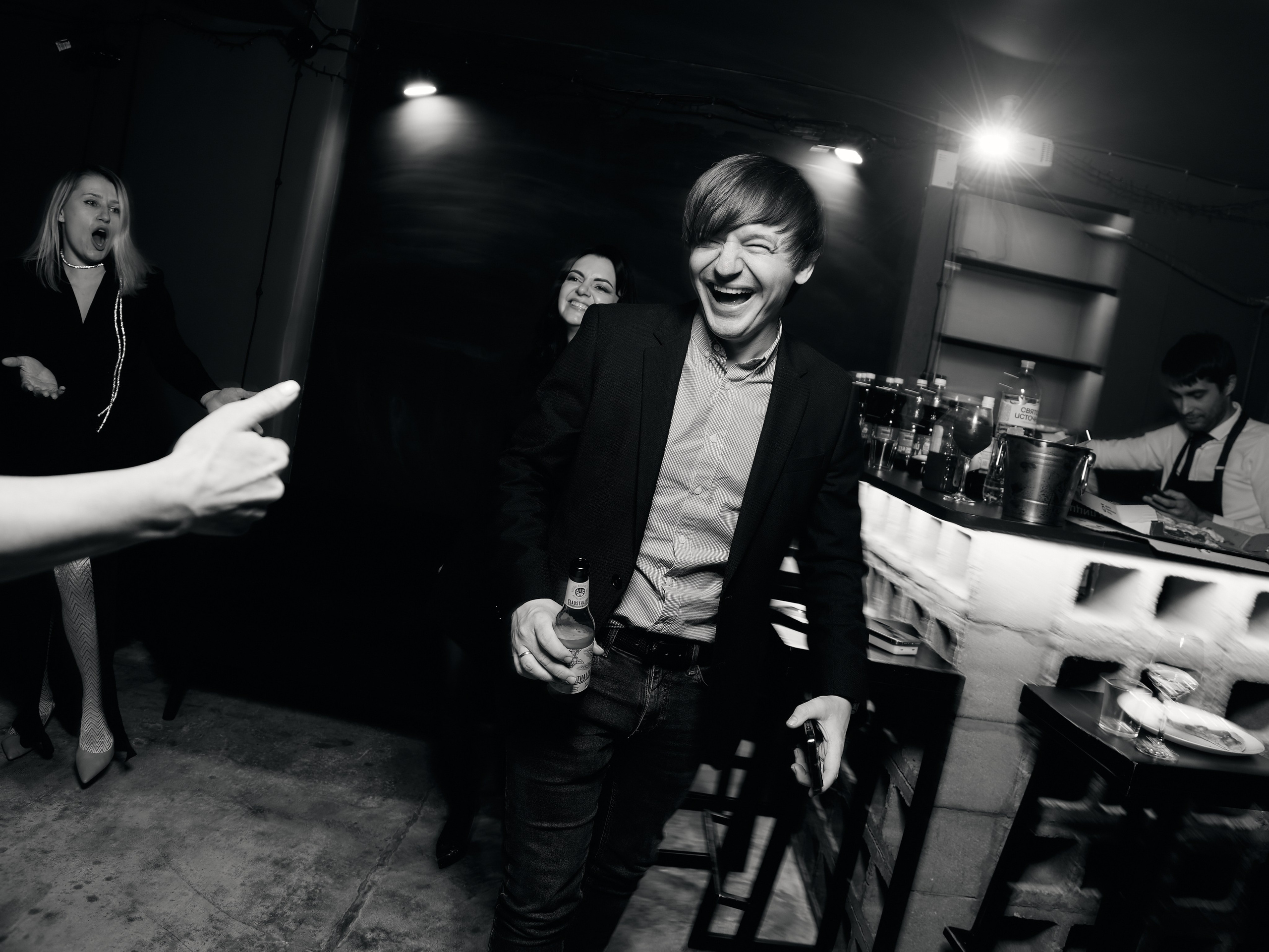 Черно-белая фотография сотрудника компании на корпоративе в лофте в Москве