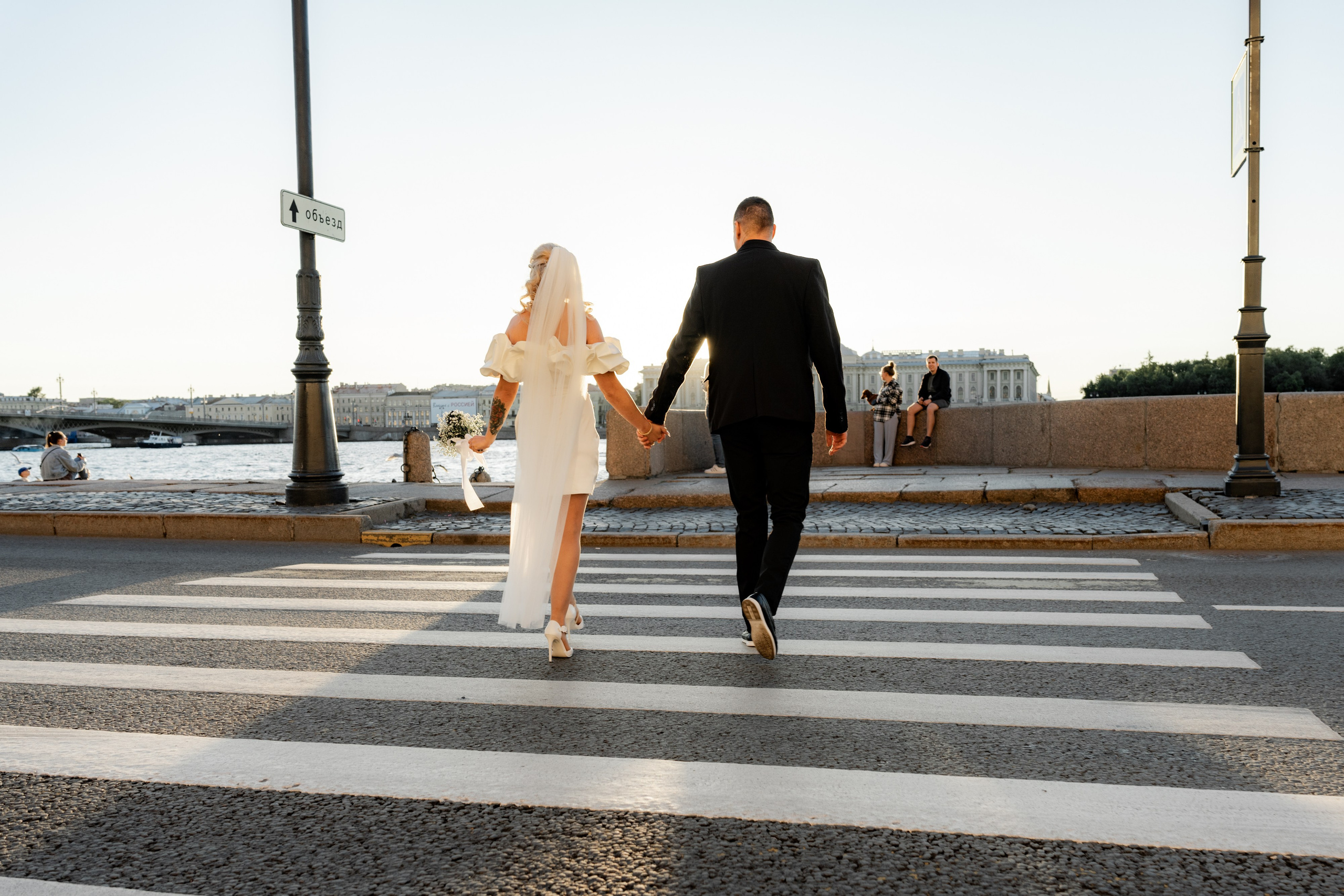 «Англетер». Свадебная романтика. Tesla X. Вечерняя свадебная фотосесси. Свадебный фотограф Александр Невский в Санкт-Петербурге