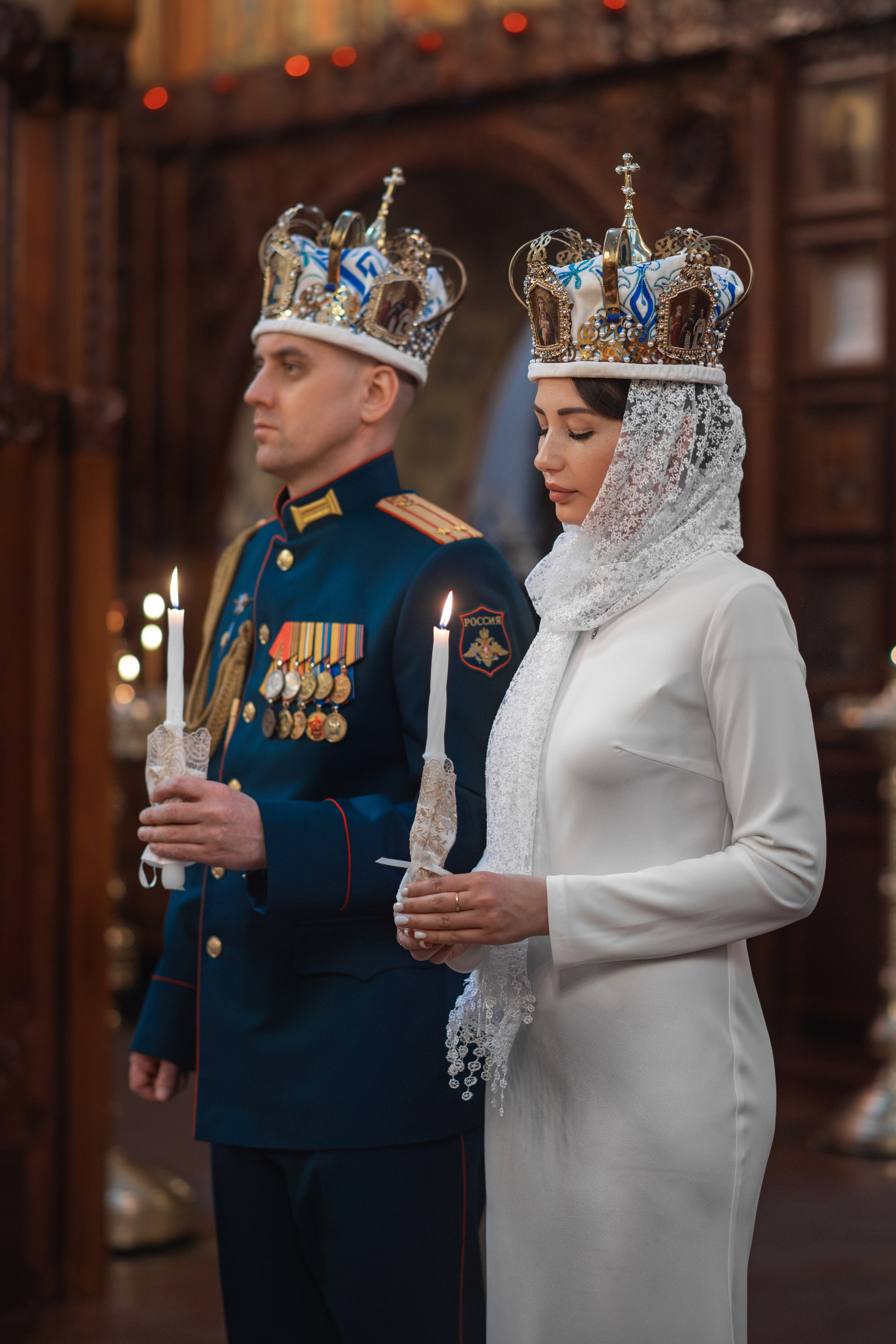 супруги с венцами во время венчания 