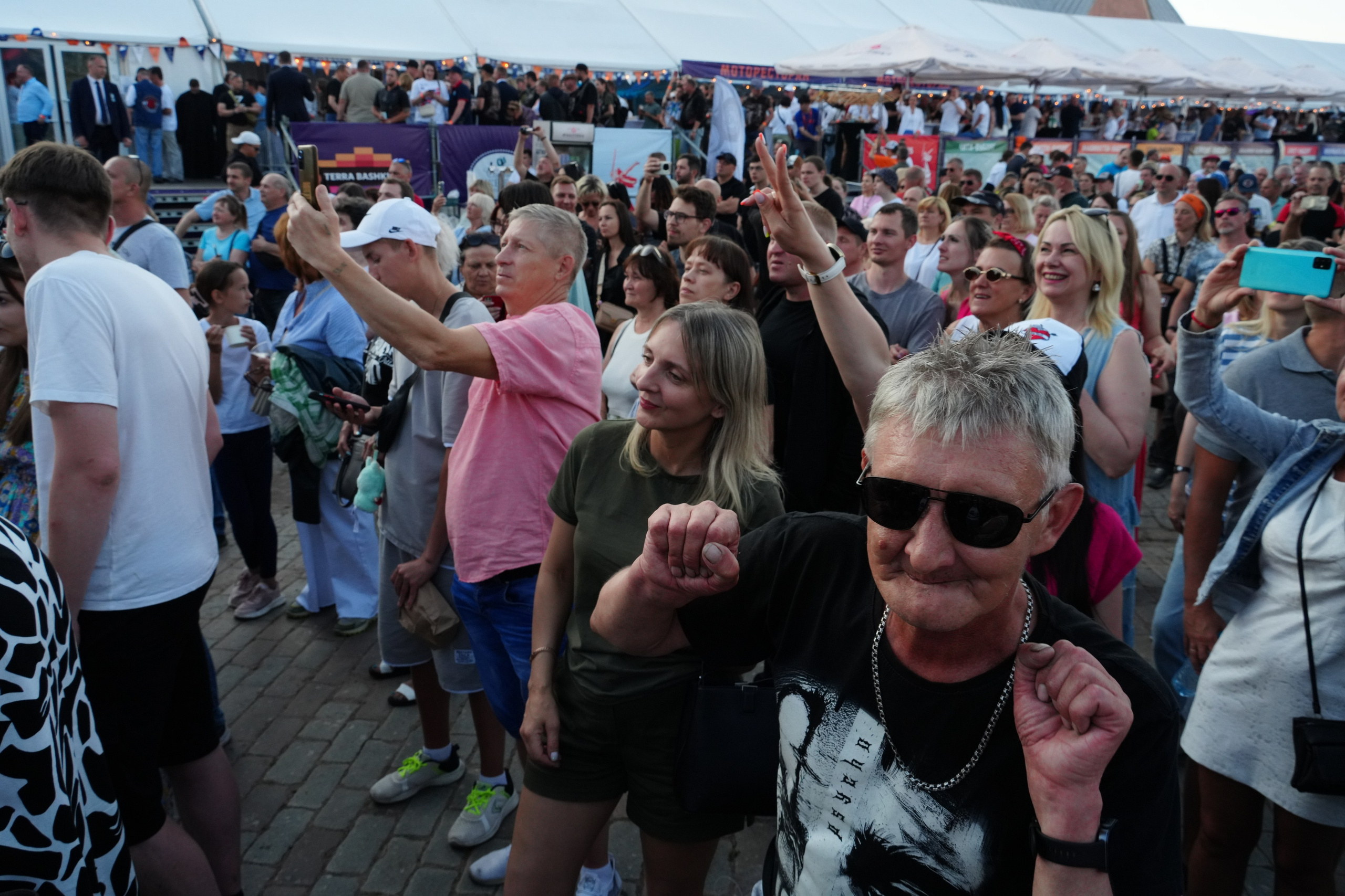 Толпа зрителей на мотофестивале в Выборге под ритмы рока, облаченные в стильные кожаные наряды