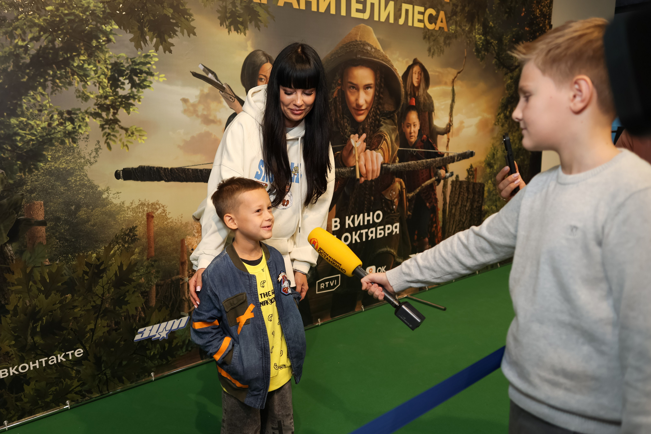 Школа «Останкино» на премьере Робин Гуд. Репортажный фотограф видеограф в Москве Ольга Плаксина