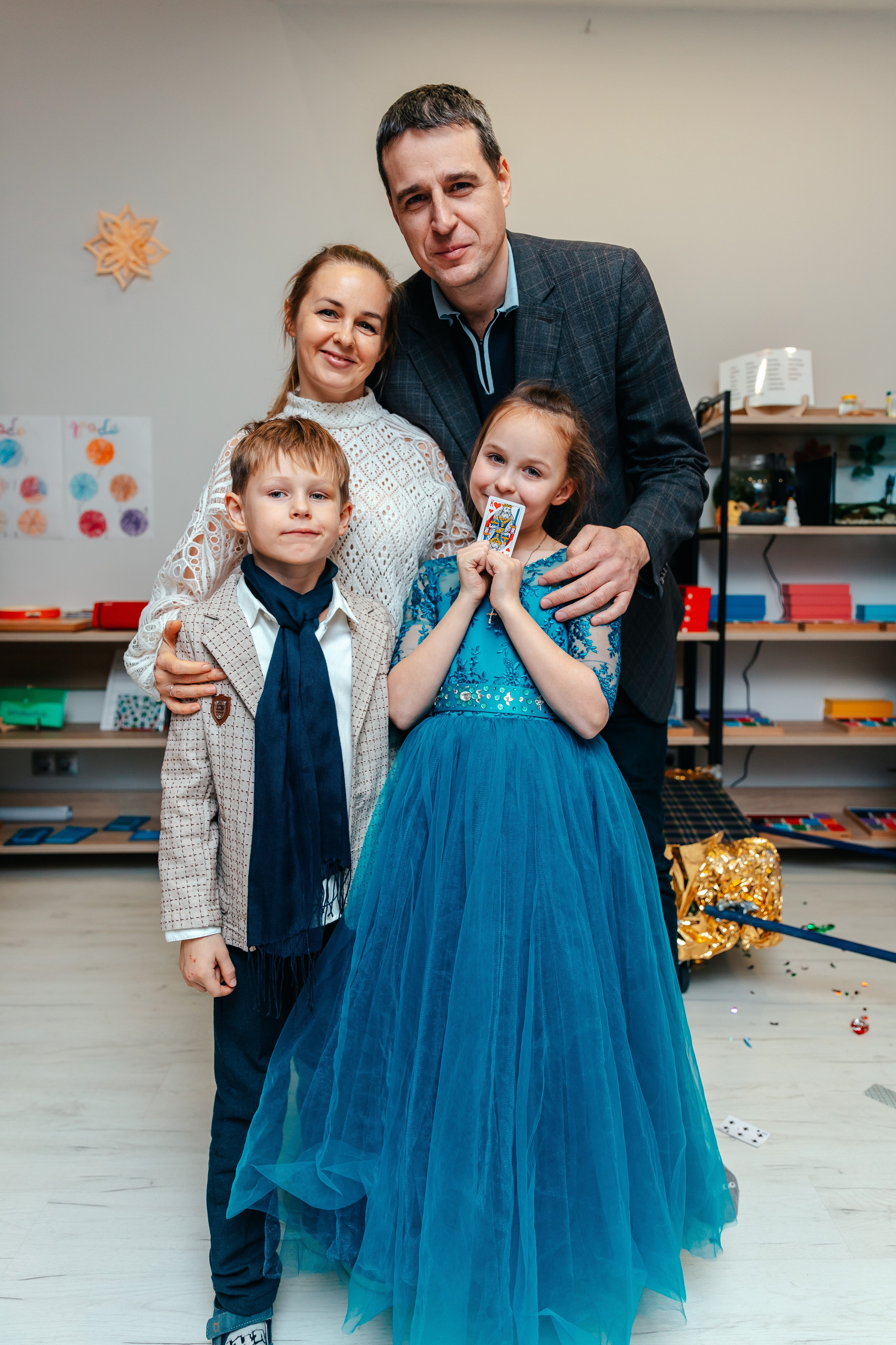 Новогодний утренник в Монтессори-школе. Семейный lifestyle фотограф в Санкт-Петербурге Людмила Пахомова