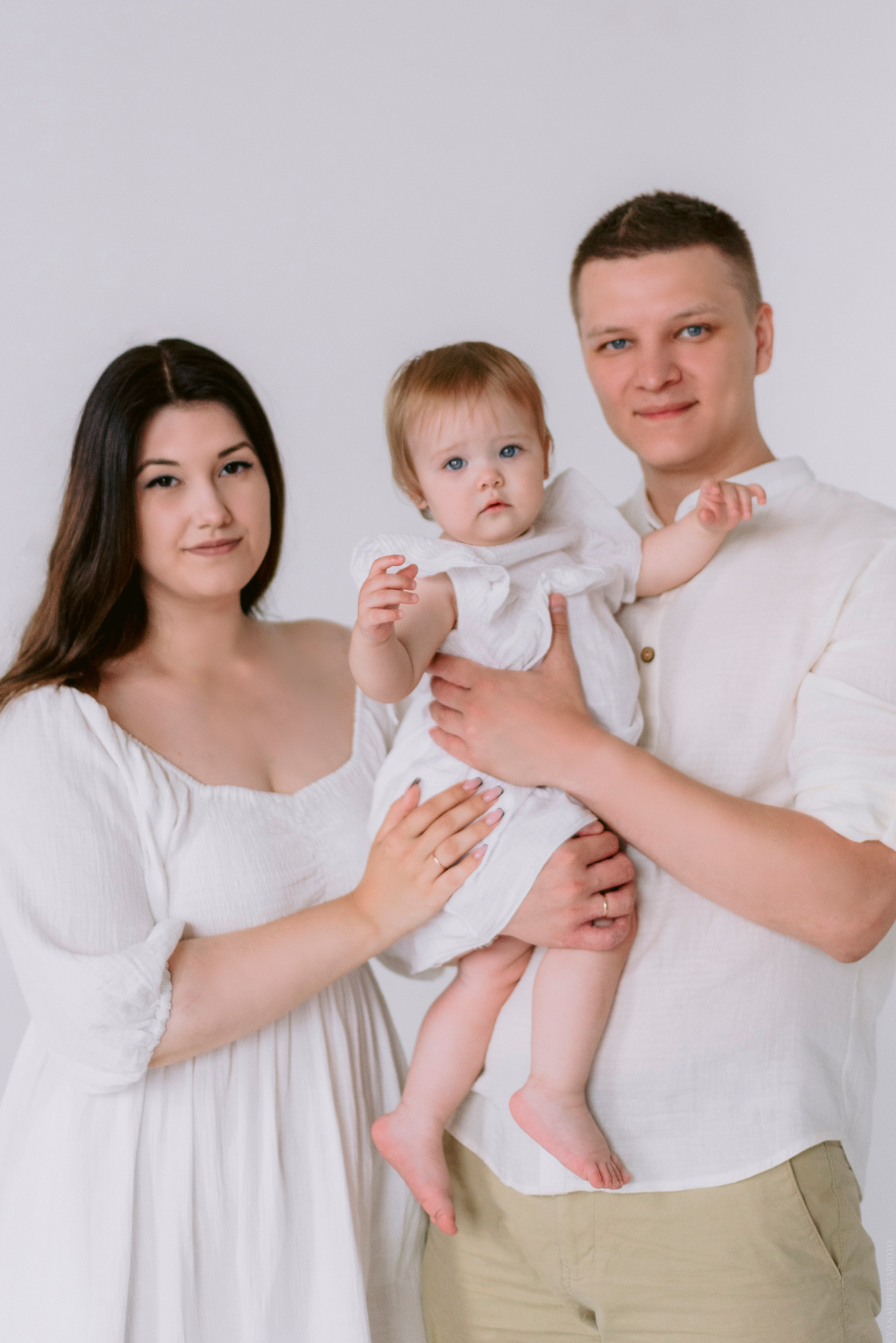 Семейная фотосессия в светлой одежде