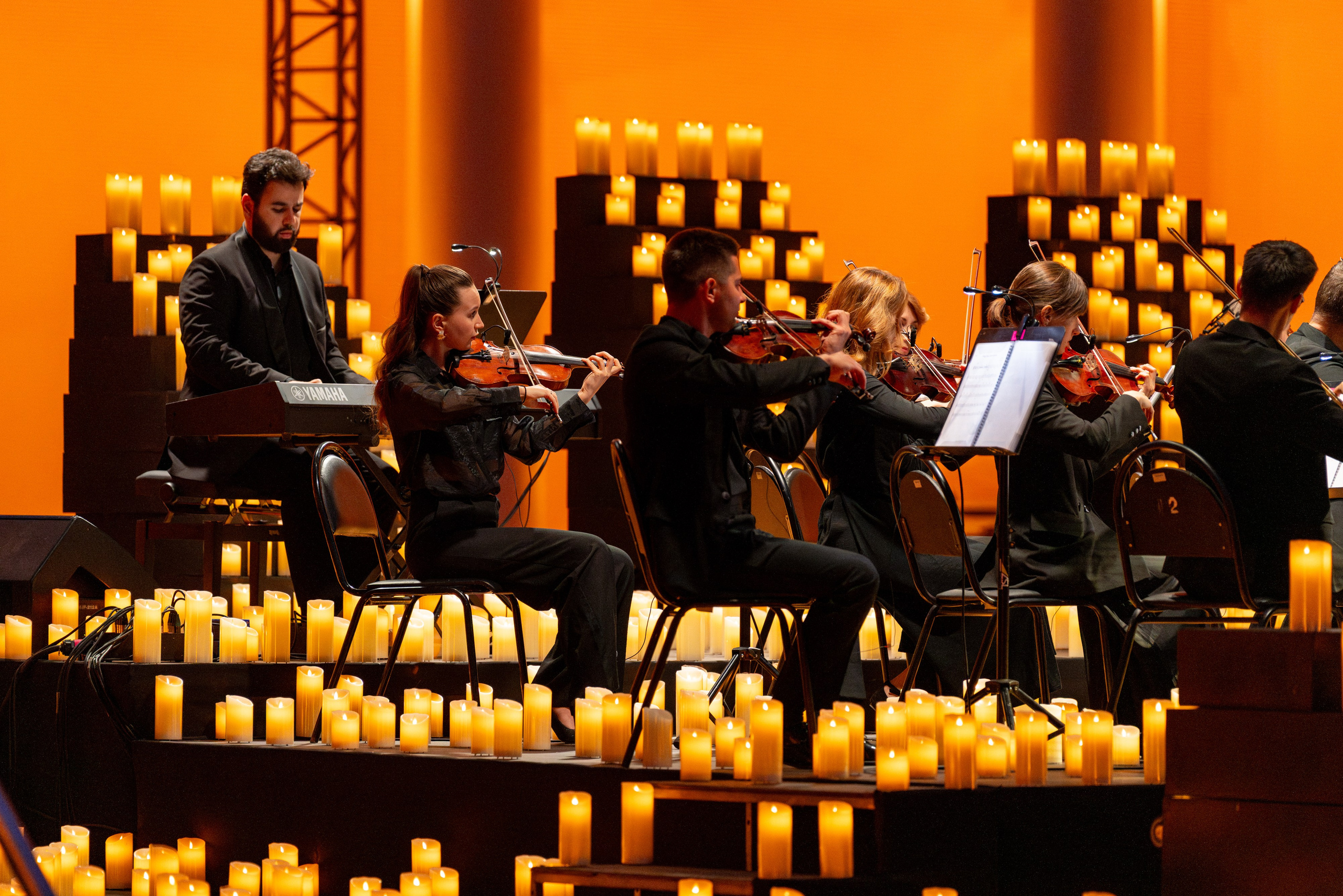 Симфонический оркестр Lumisfera при свечах. Фотограф Никита Комаров
