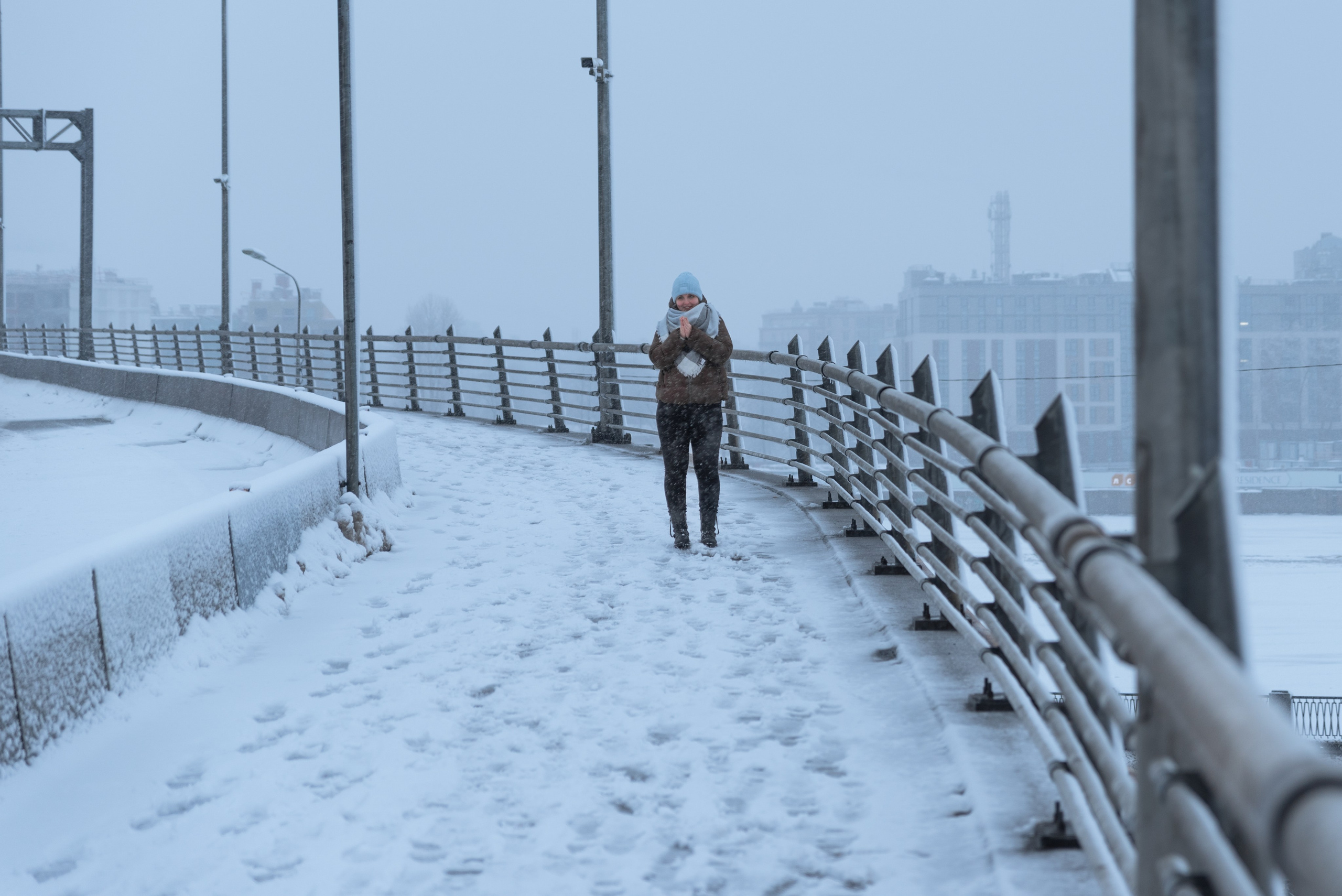 Мост Бетанкура.  Зима снег. Вдалеке у перил стоит девушка.