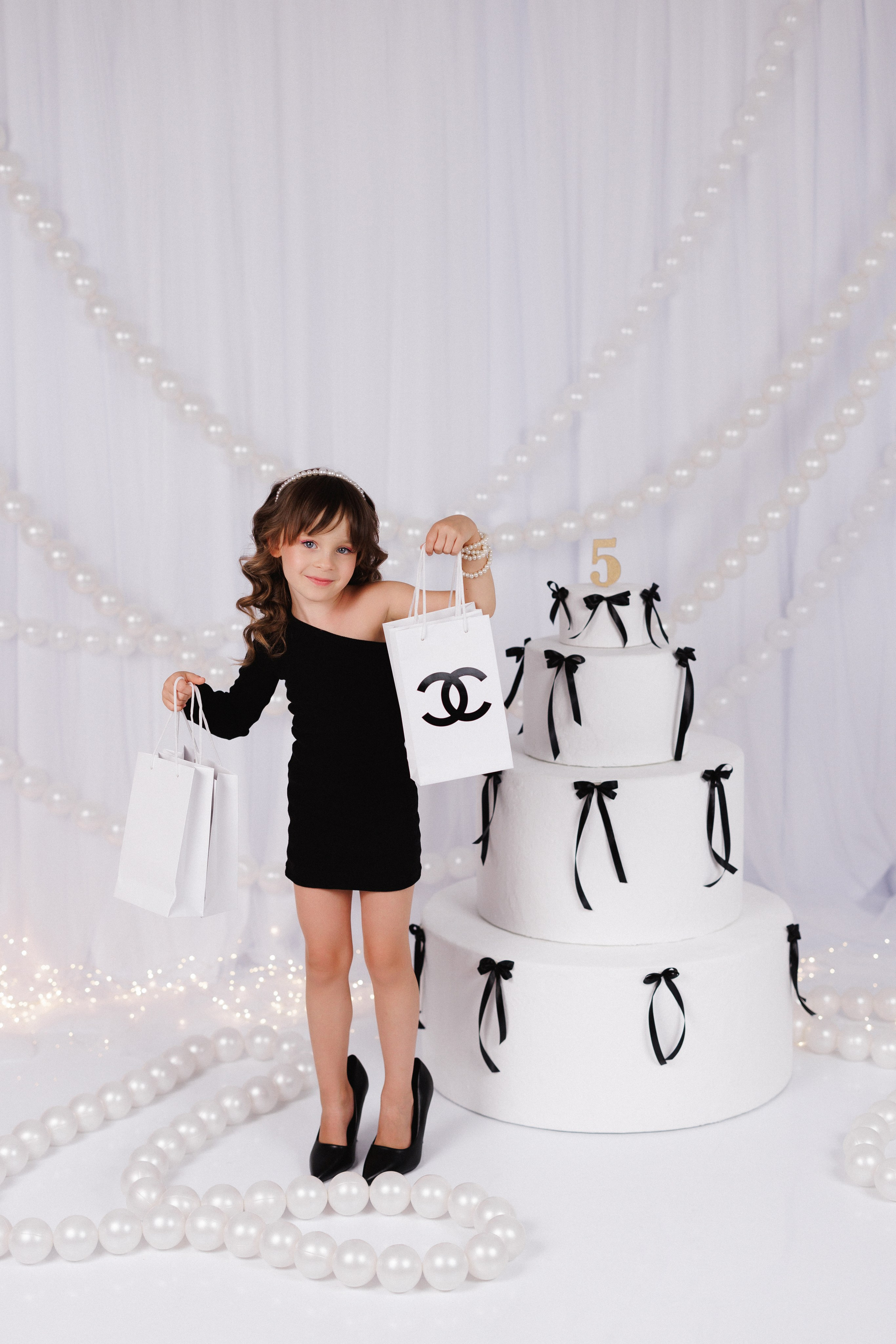 Фотосессия к дню рождения с большим тортом, в детской фотостудии «Антураж», город Краснодар. Семейный и детский фотограф в Краснодаре Анна Трашкова