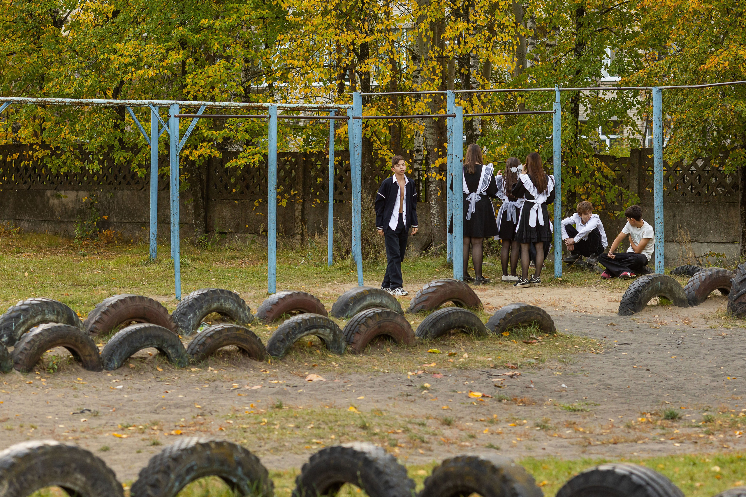 Осенняя фотосессия у школы с учителем. Семейный и детский фотограф Анна Петракова