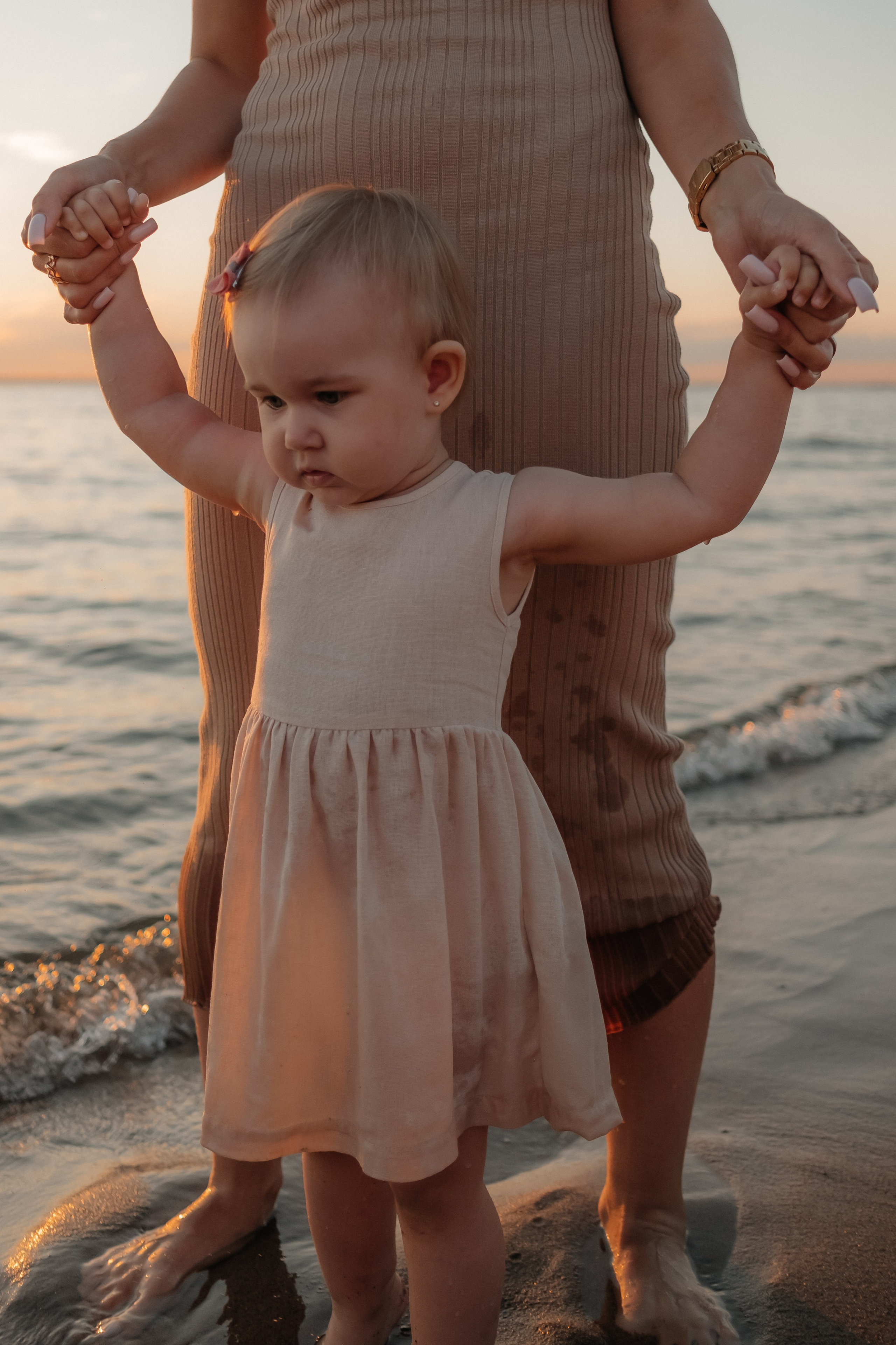 Катя с дочками на берегу. Фотограф в Новосибирске Диана Ильиных