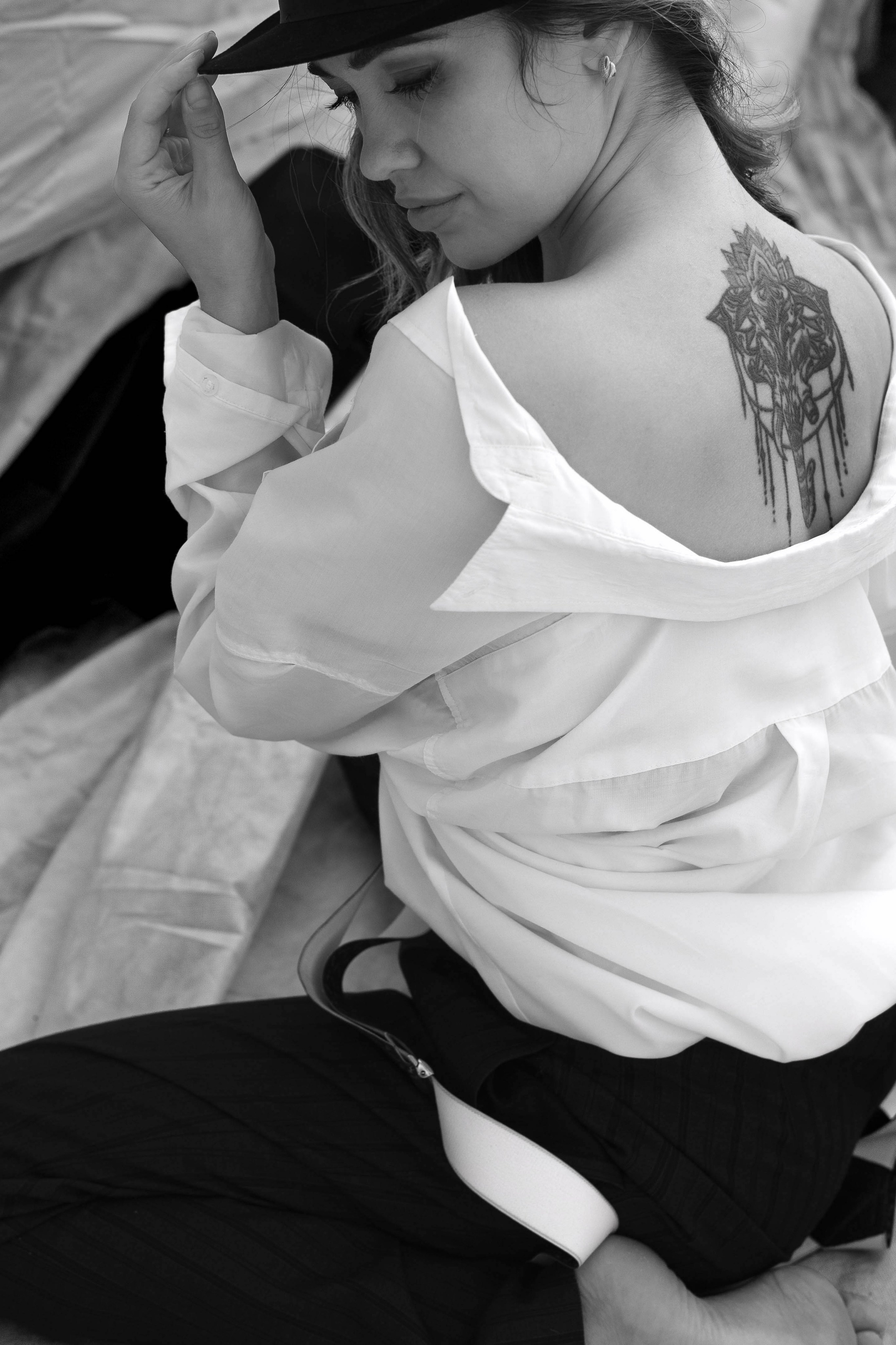 Монохромная фотография девушки в мужском костюме застилает взгляд зрителя элегантностью и изяществом. Одновременно сдержанная и провокационная, девушка в этой фотографии иллюстрирует вечную борьбу противоположностей, создавая потрясающе харизматичный образ. Екатеринбург фотосессии  Автор фотограф: Додров. Ph: dodrov.