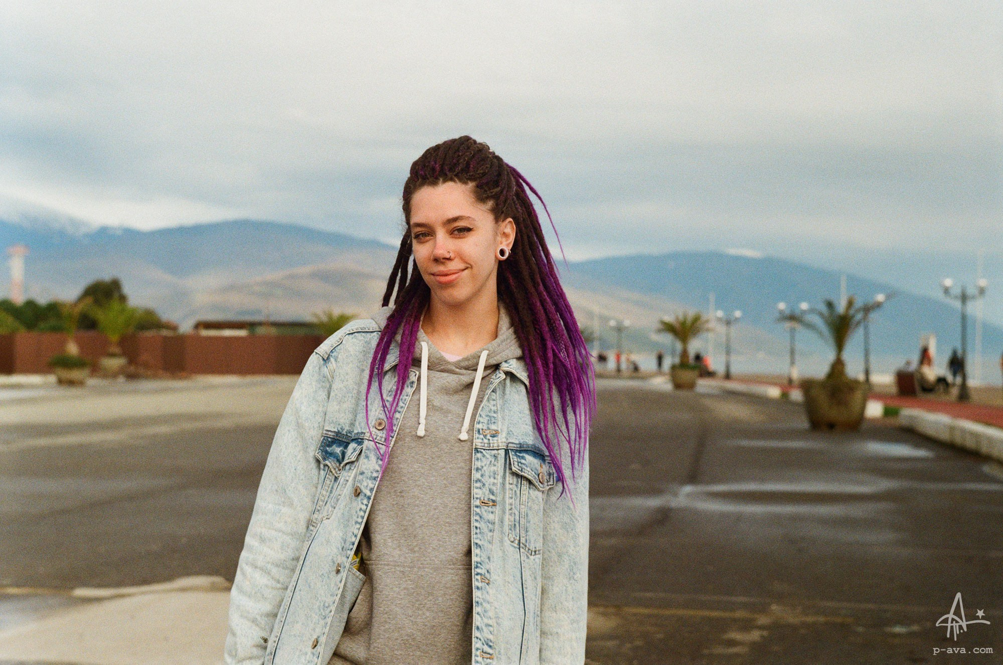 Портрет красивой девушки на фоне гор в Адлере