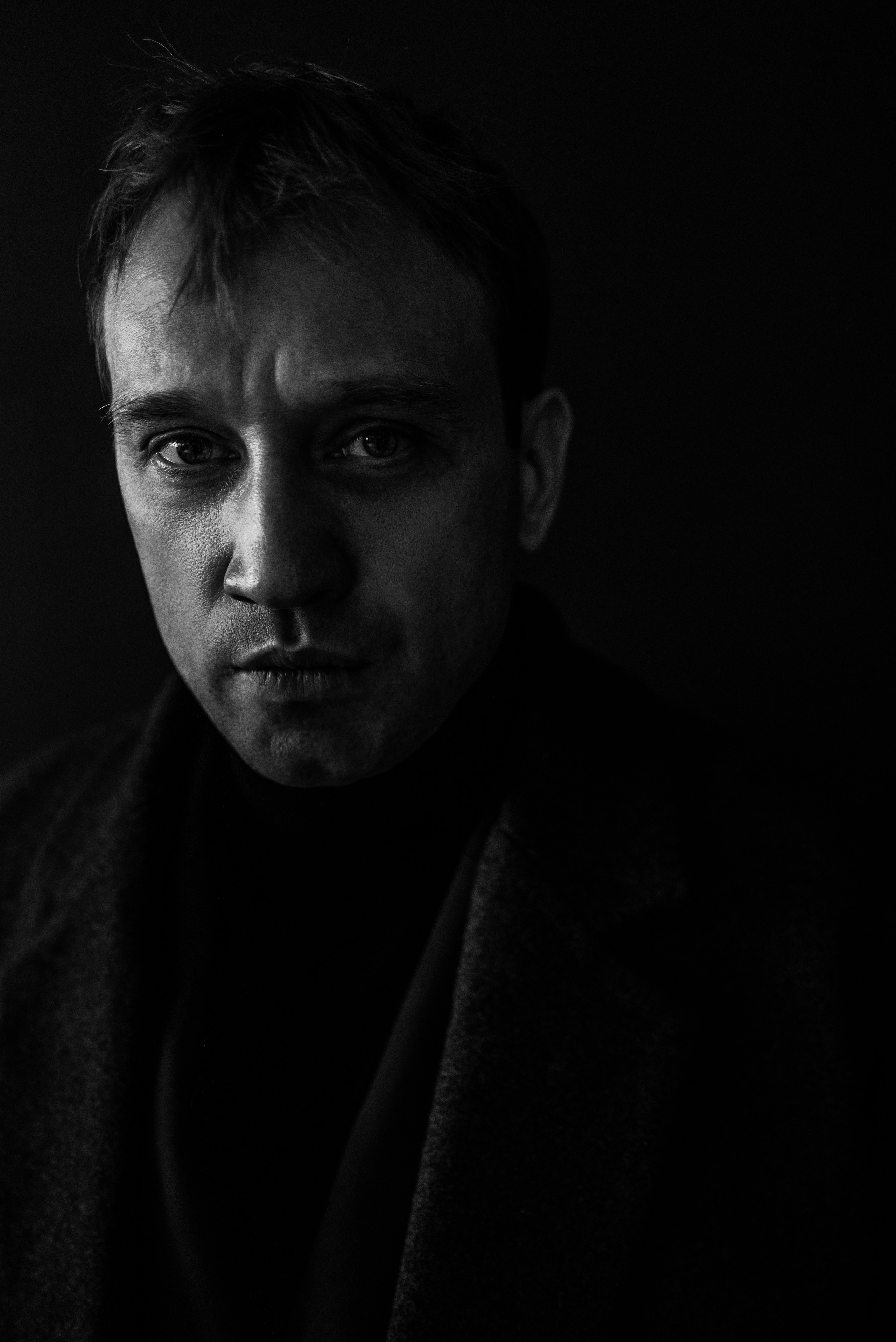 Фотохудожник Москва, мужские портреты в черно-белом стиле.