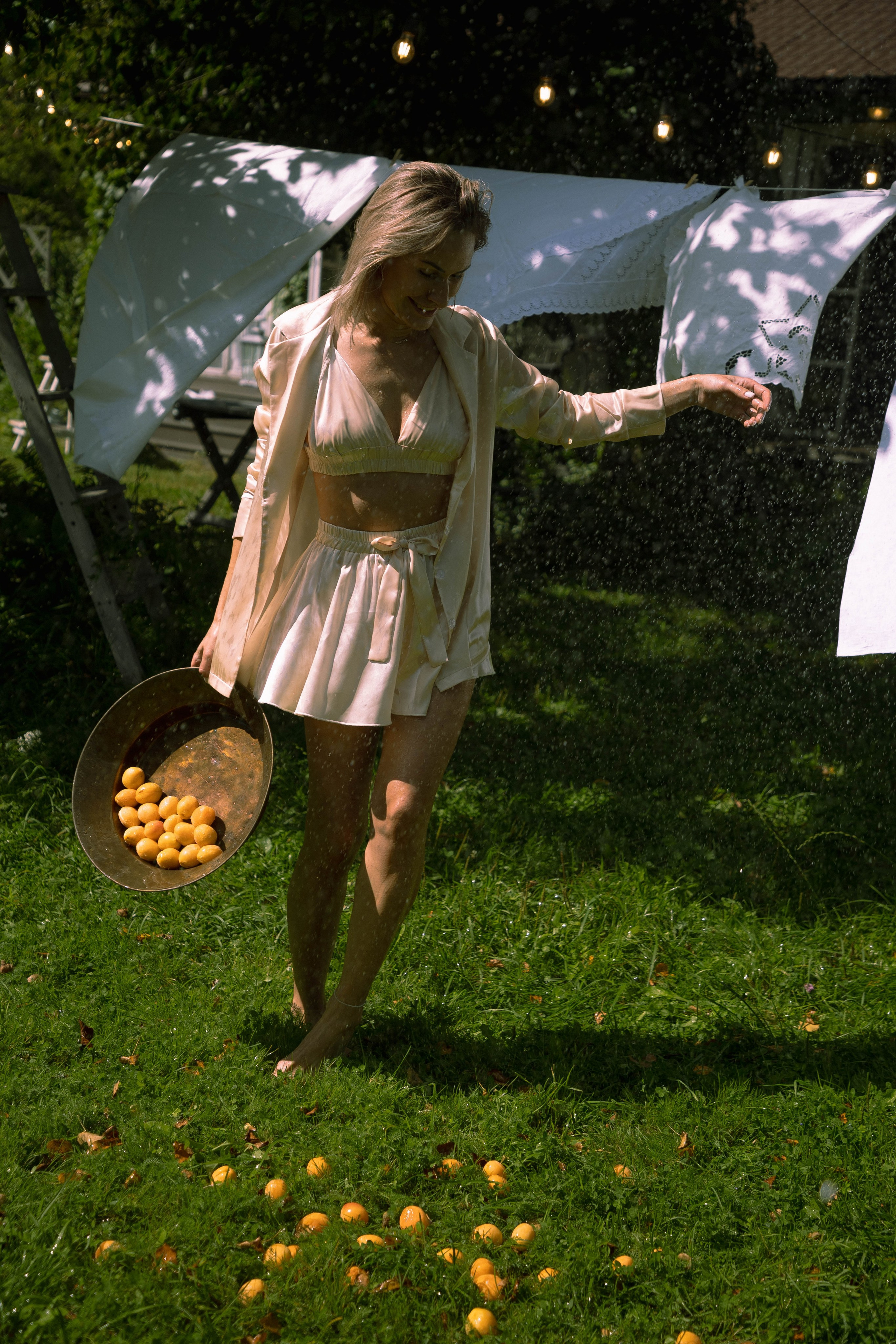 Девушка с персиками. Фотограф Анастасия Тихонова