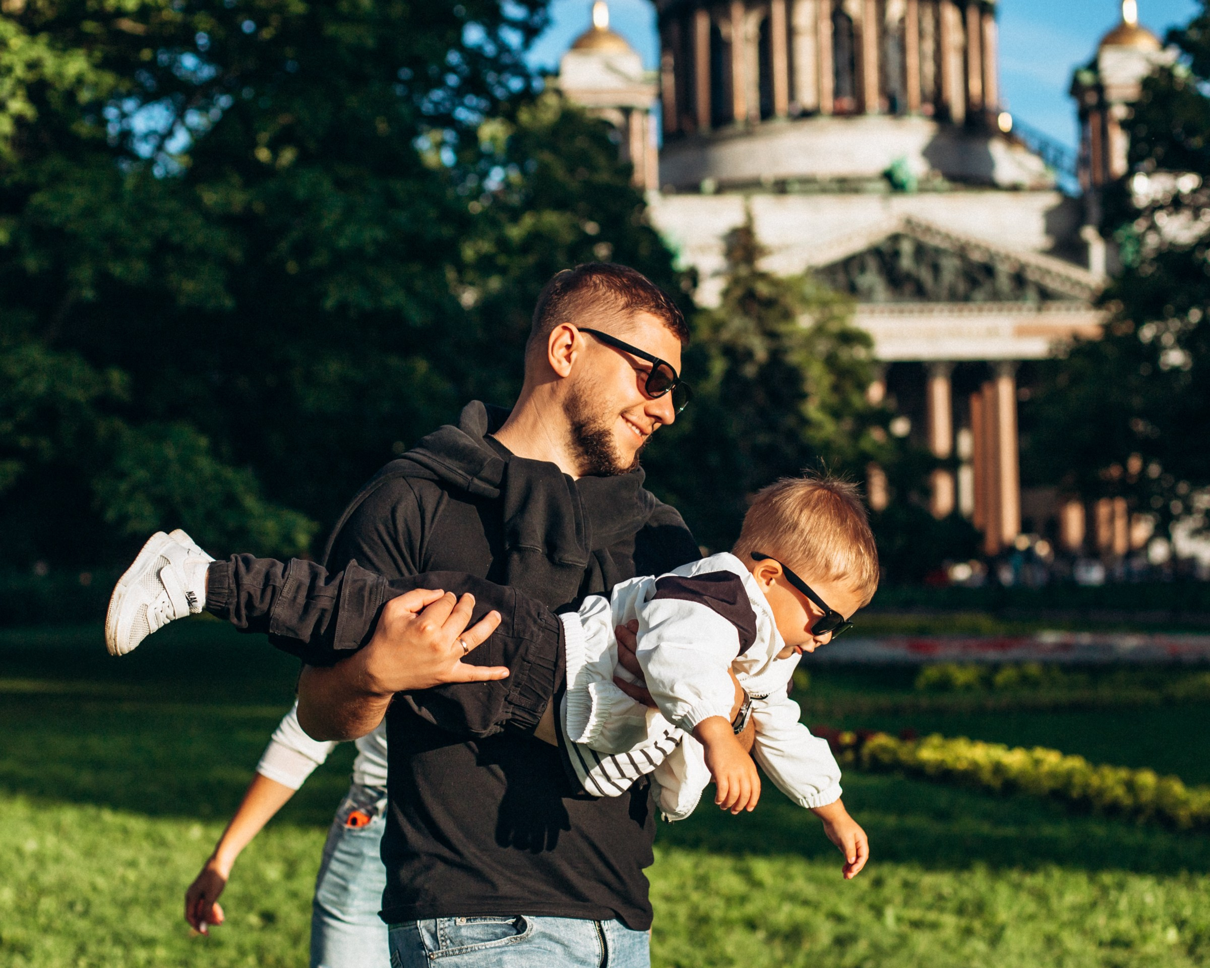 Яна с семьей в августе. Фотопрогулка в Петербурге. Индивидуальный и семейный фотограф в Санкт-Петербурге