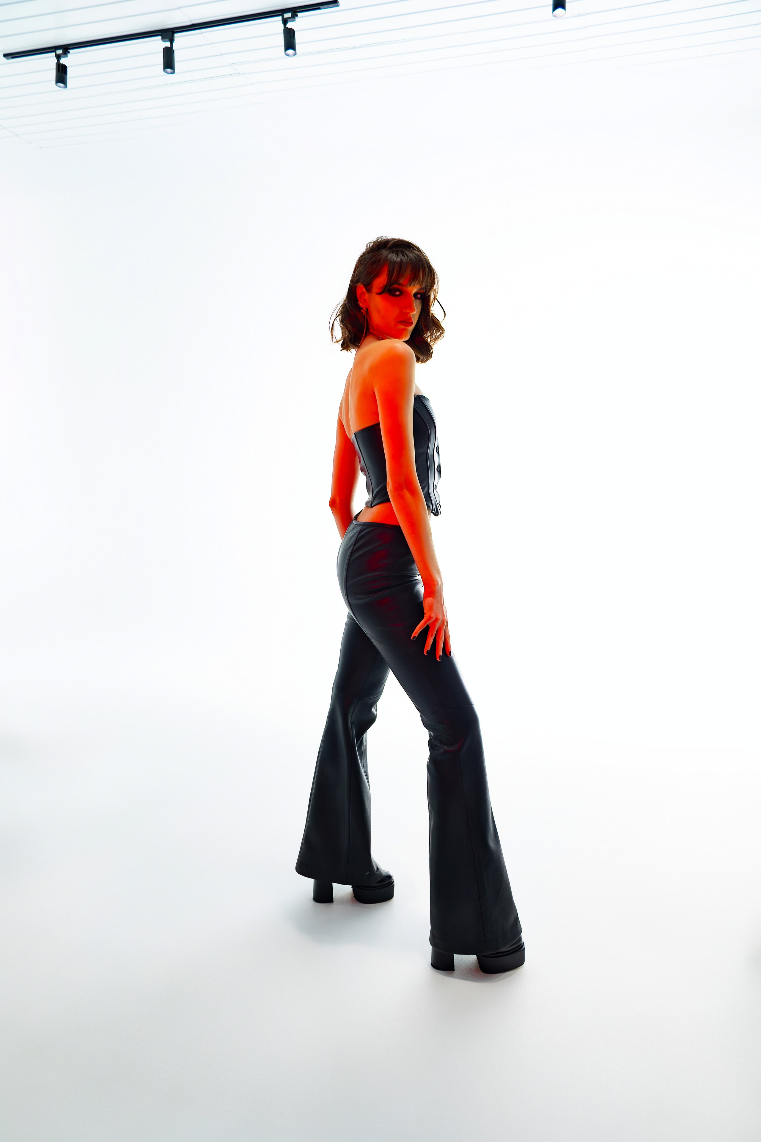 цветной свет фотостудия, женский портрет, каталожка, красный свет, вампирская съёмка