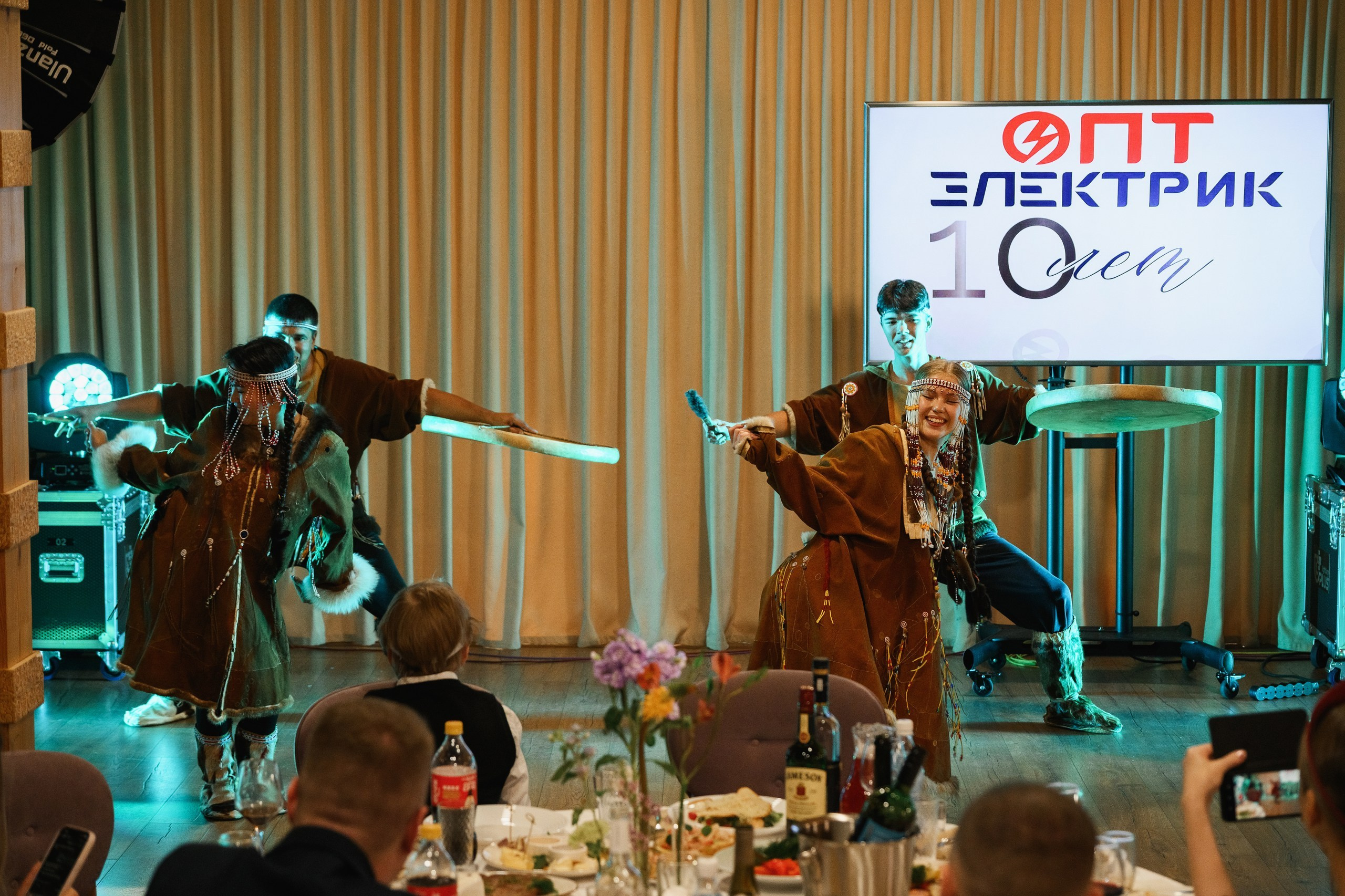 Фотосъемка корпоратива в честь юбилея компании в Петропавловске-Камчатском. Профессиональная съемка празднования юбилея компании в ресторанах Петропавловска-Камчатского. Яркая фотосъемка корпоративного торжества с командой сотрудников. Эмоциональные фотографии с награждения сотрудников и поздравительных речей. Стоимость услуг фотографа на корпоративное мероприятие в Петропавловске-Камчатском.