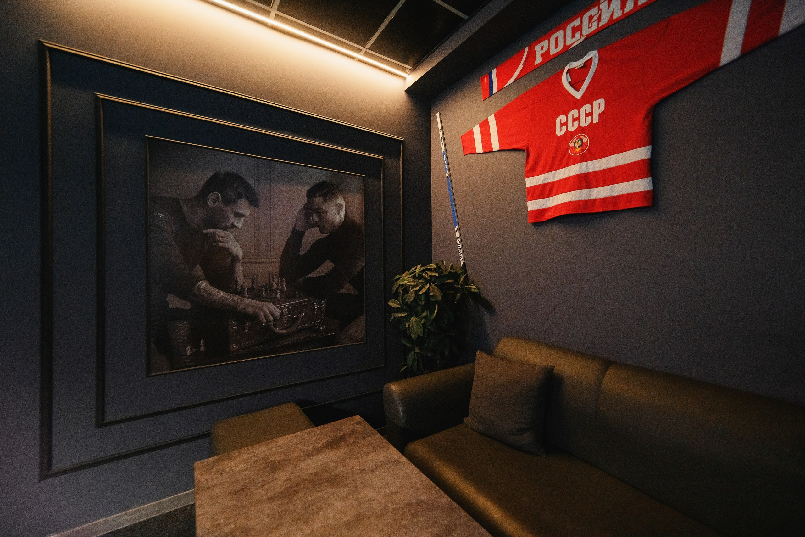 Фотосъемка интерьера спорт-бара в Петропавловске-Камчатском, Профессиональная съемка дизайна бара в Петропавловске-Камчатском, Детальные фото зоны с экранами и барной стойки в Петропавловске-Камчатском, Стильный интерьер спортивного паба в Петропавловске-Камчатском, Стоимость фотосъемки интерьера ресторана в Петропавловске-Камчатском.