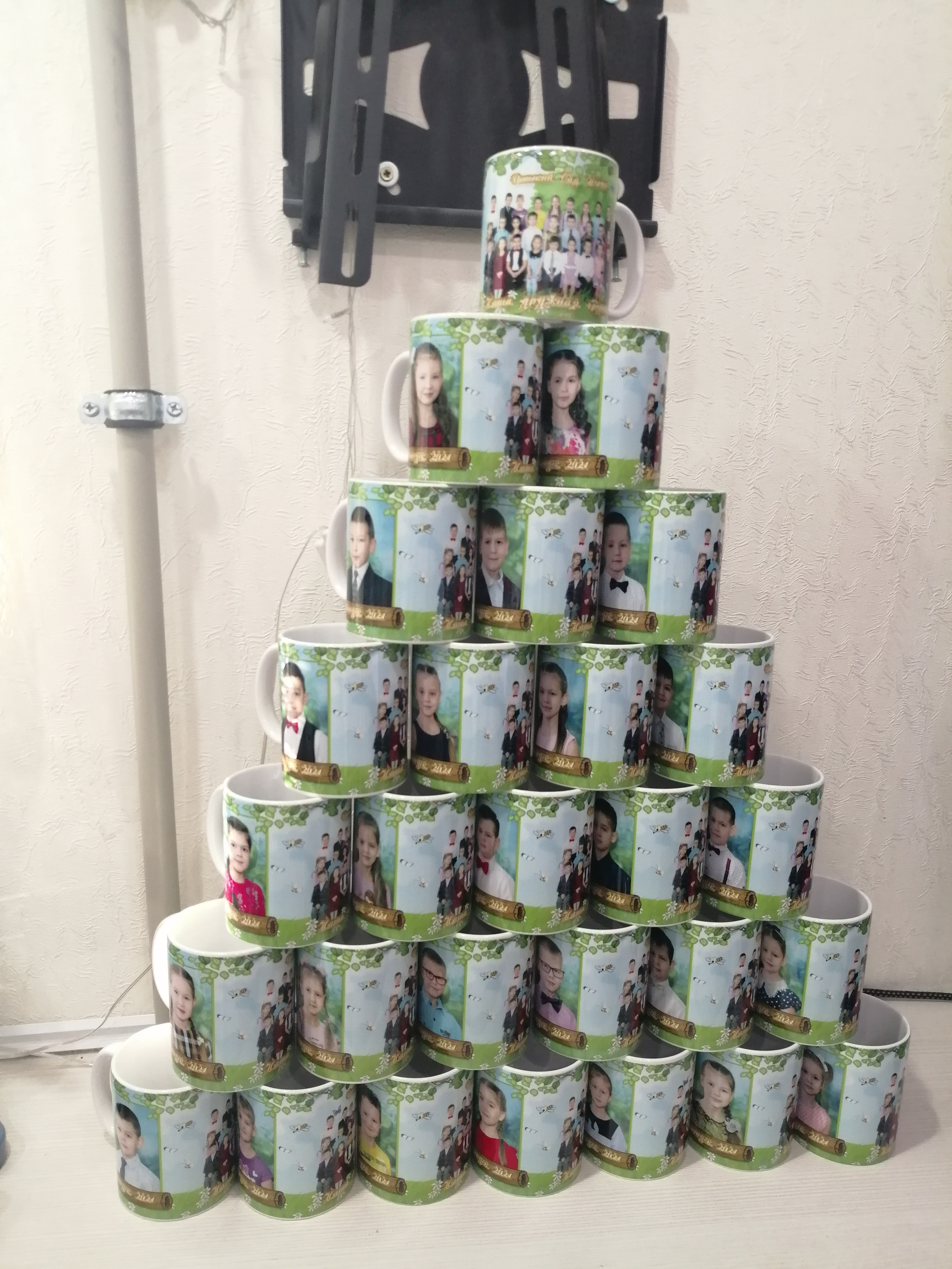 Кружки по 350р не зависимо от количества.Каждый бокал упакован в коробочку .  Дизайн любой. Скажете тематику (день рождения,выпускной,новый год или 23 февраля или 8 марта ) сделаю макет " в тему.