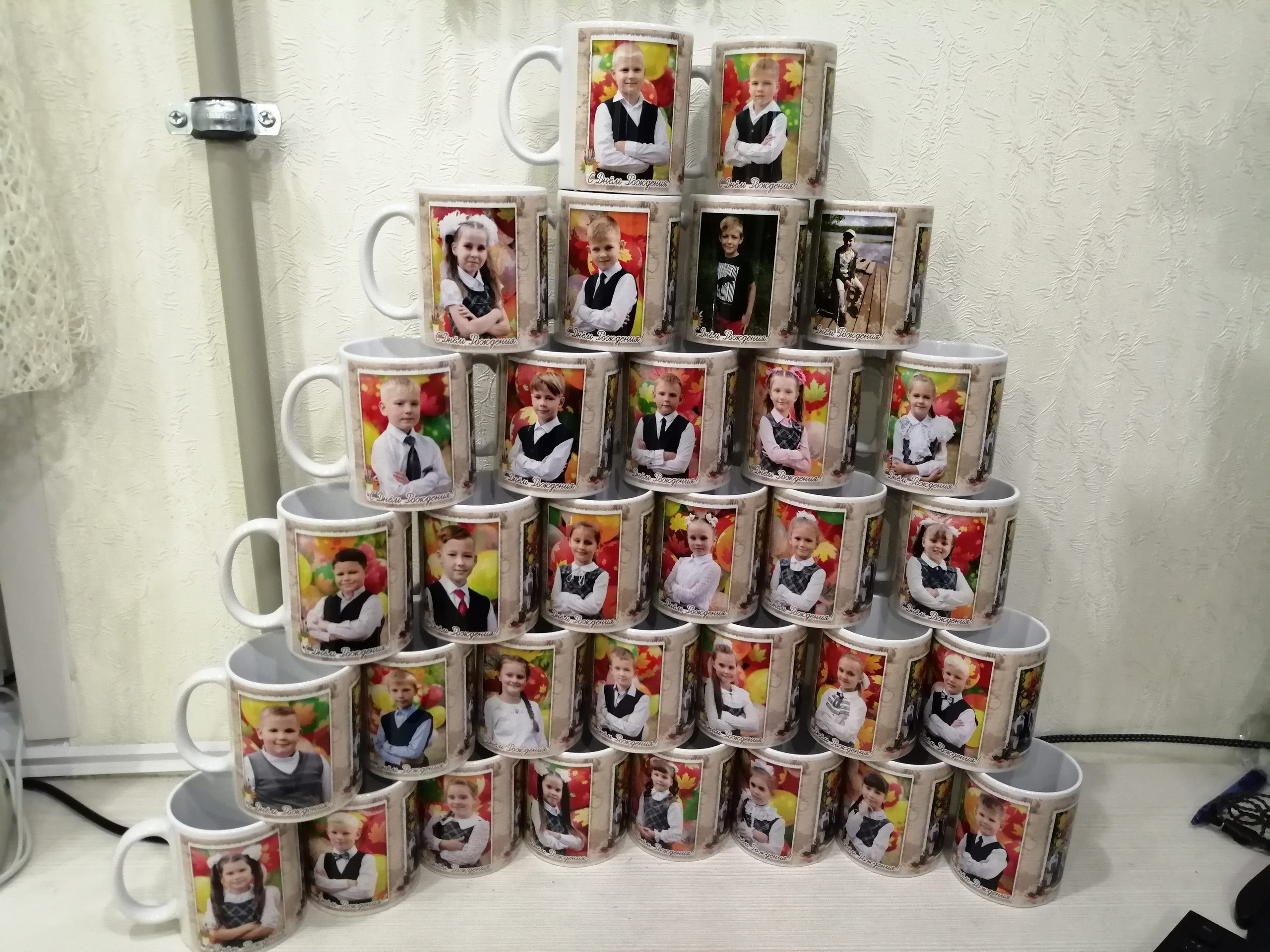 Кружки с фотографией отличный подарок на праздник. Цена 350р не зависимо от количества.Можно каждому ребенку сделать с его фотографией. Так же часто делают с общим фото класса всем одинаковые. Каждый бокал упакован в коробочку . 