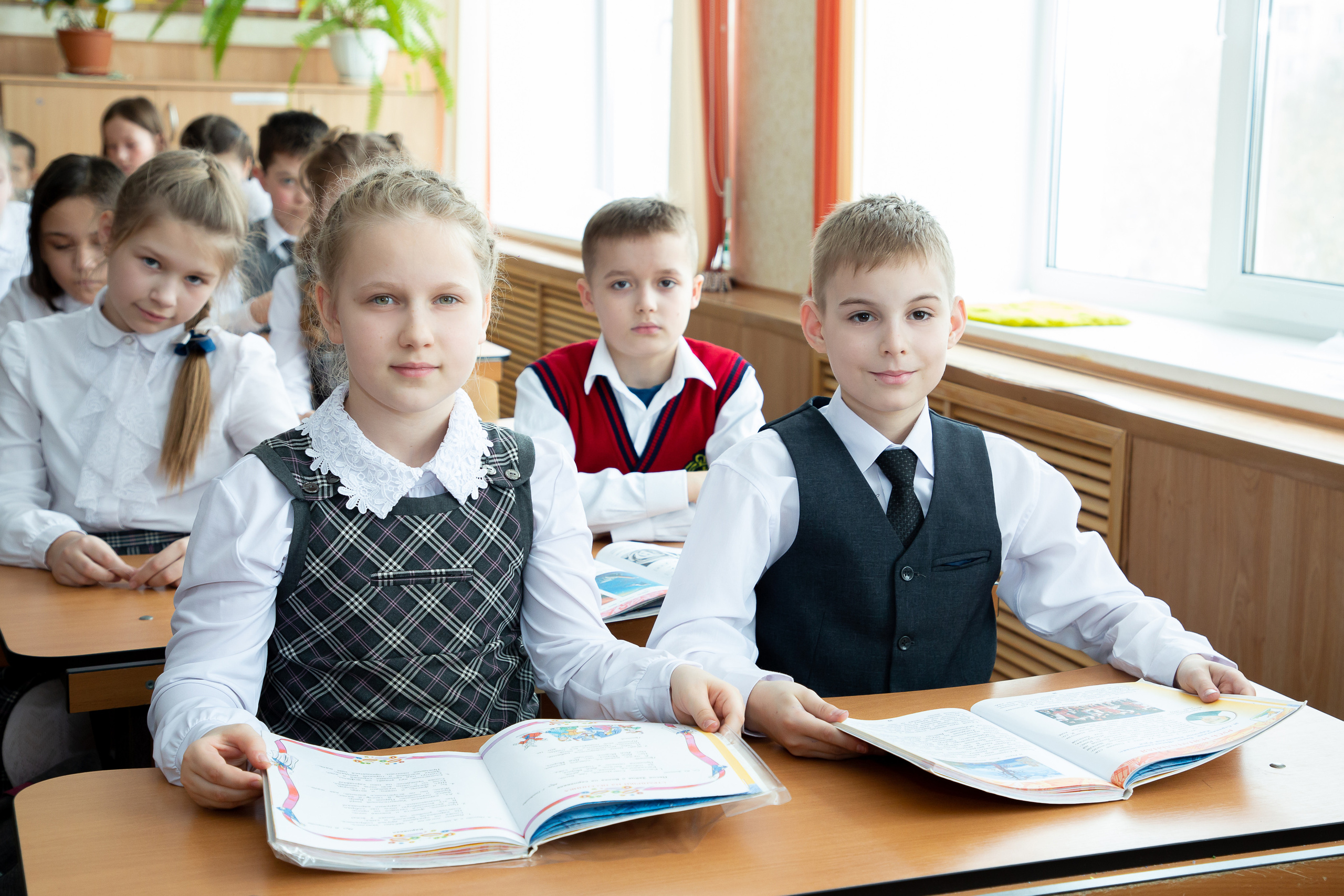 4 классы (КНИГИ)3150-3500р (обложка индивидуальное фото). Фотограф Алёна Финашова