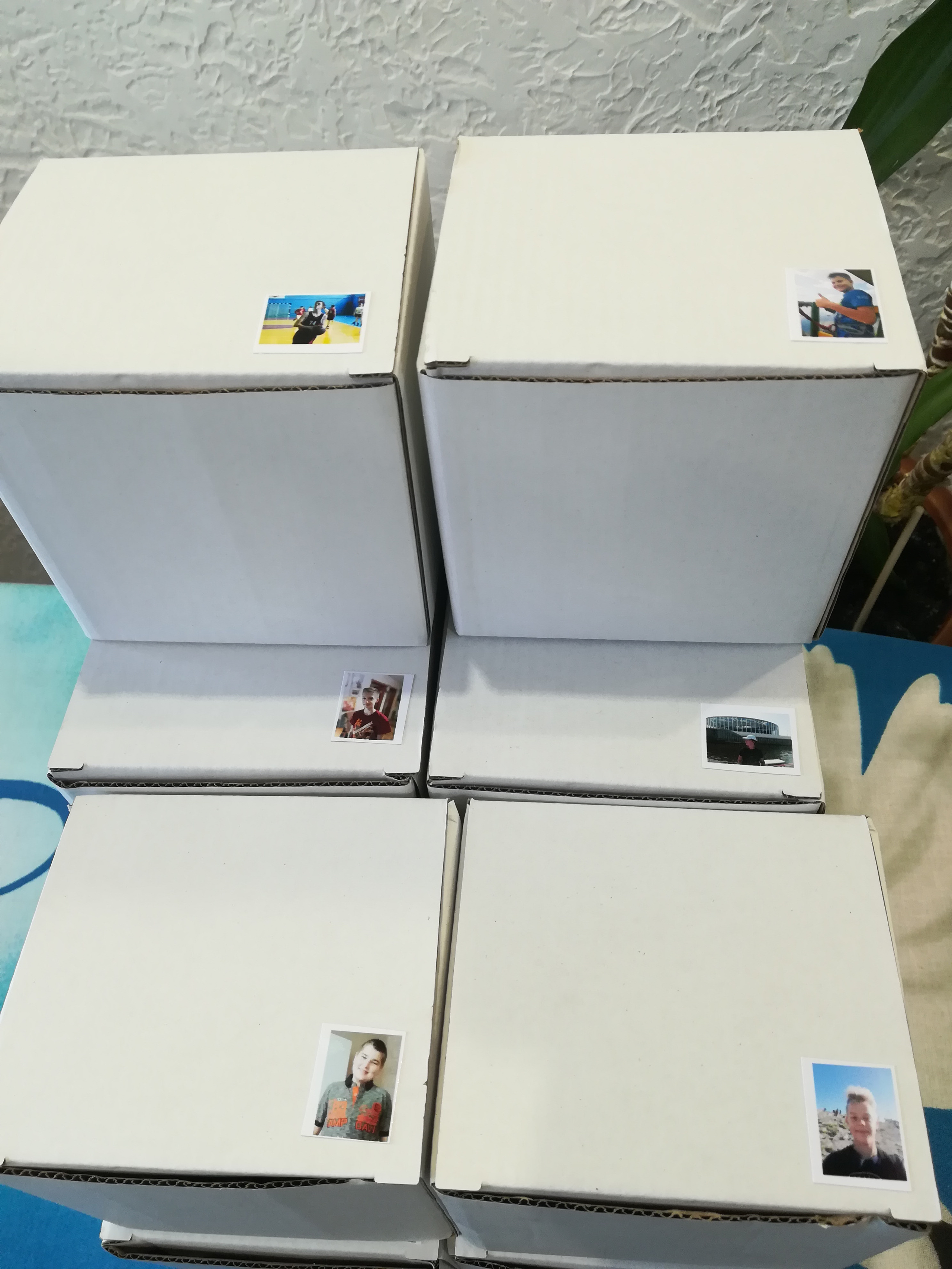  Каждый бокал упакован в коробочку . Если заказ больше 5 штук и с разными фотографиями ,тогда для вашего удобства делаем наклейку