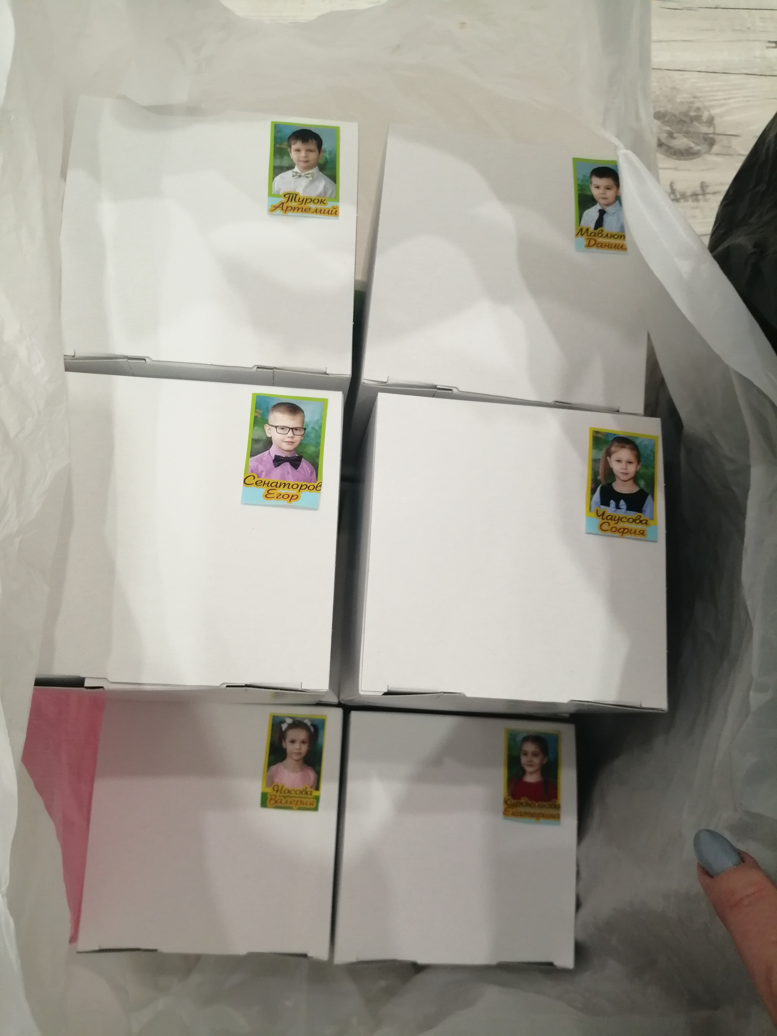  Каждый бокал упакован в коробочку . Если заказ больше 5 штук и с разными фотографиями ,тогда для вашего удобства делаем наклейку