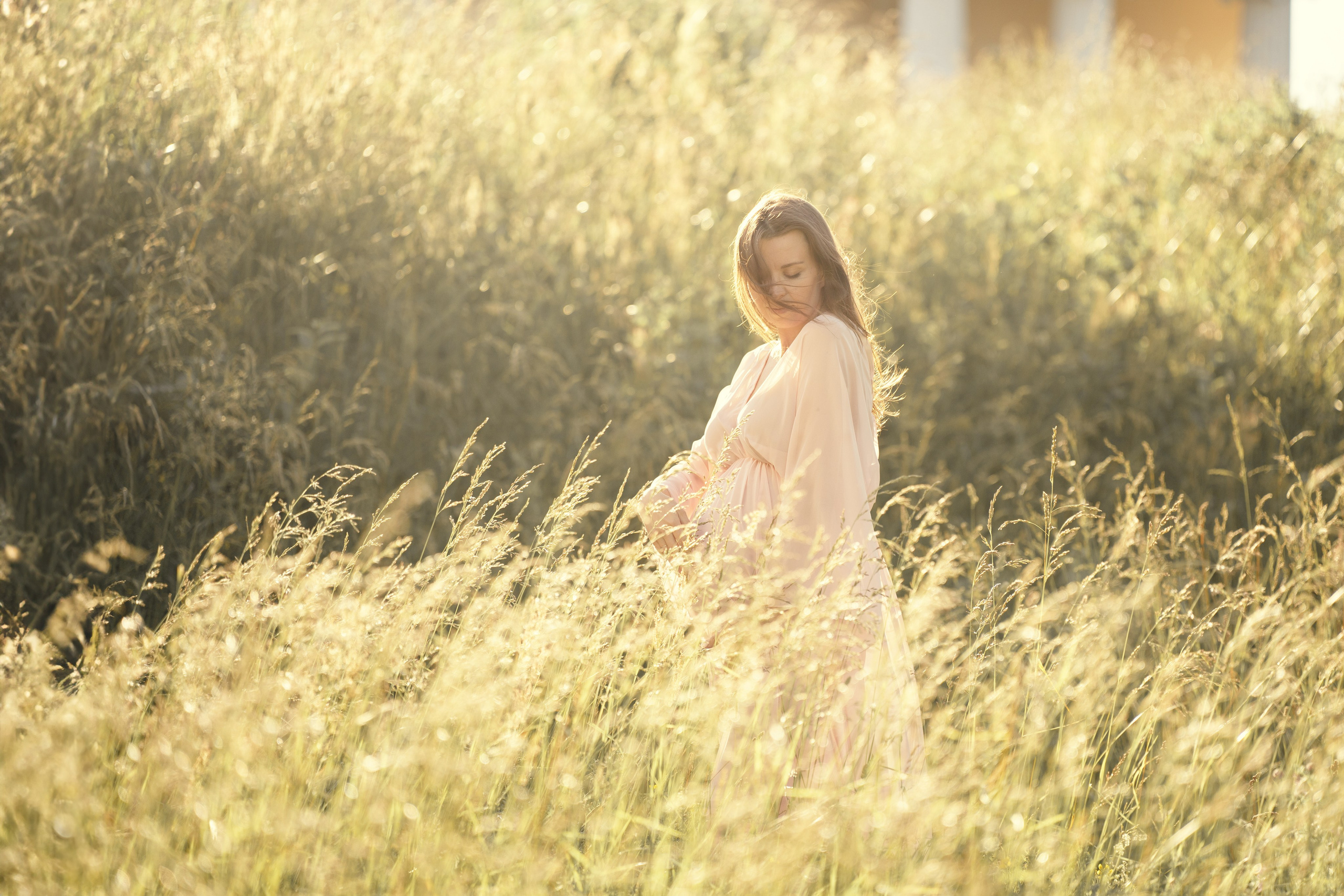 Беременность- важный период в жизни женщины который хочется запечатлеть на снимке. Фотосессия беременности на природе- это повод показать естественное начало женской красоты и грации.