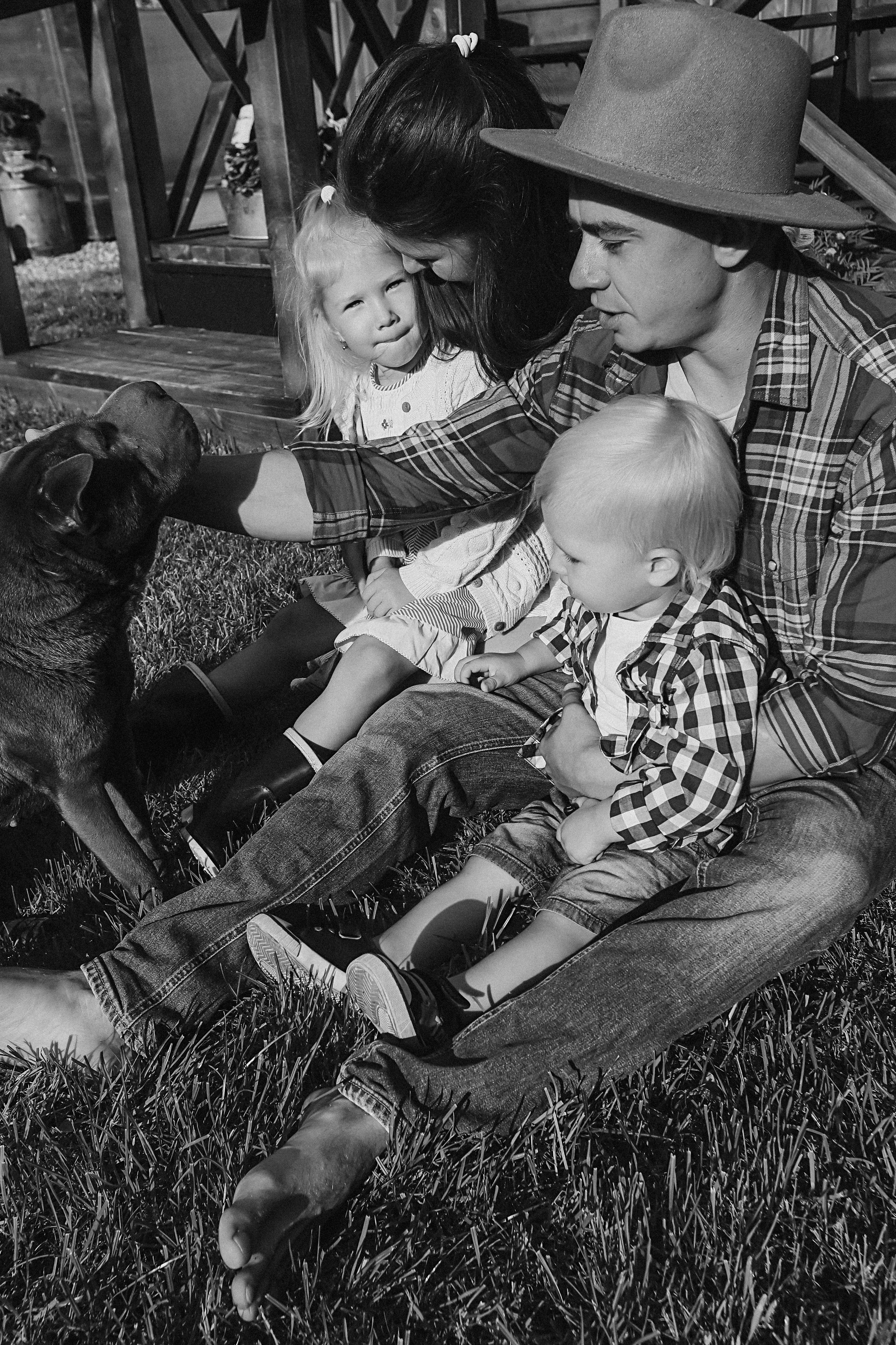 У дома. Семейный фотограф Тюмень, фотограф на роды Салмина Мария