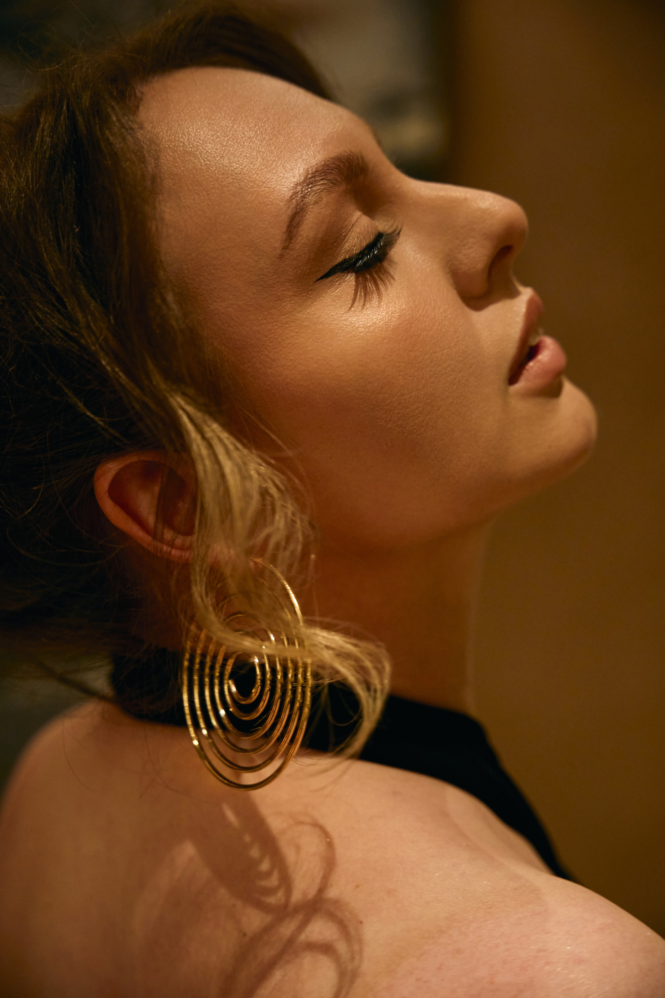 Крупный портрет девушки в вечернем образе в интерьере ресторана