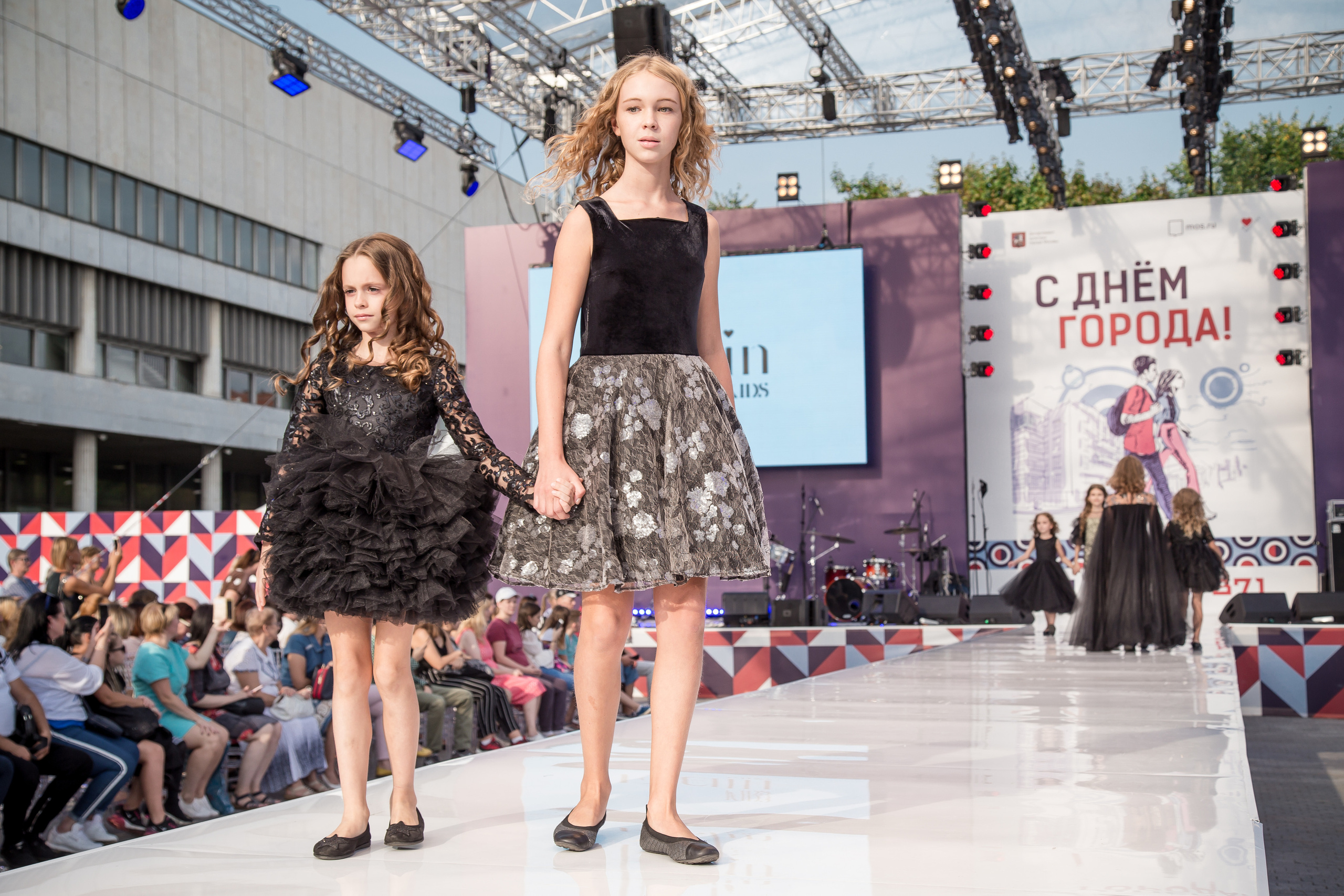 МОДНЫЙ ПОКАЗ К ДНЮ ГОРОДА. Свадебный Семейный Репортажный фотограф в Москве