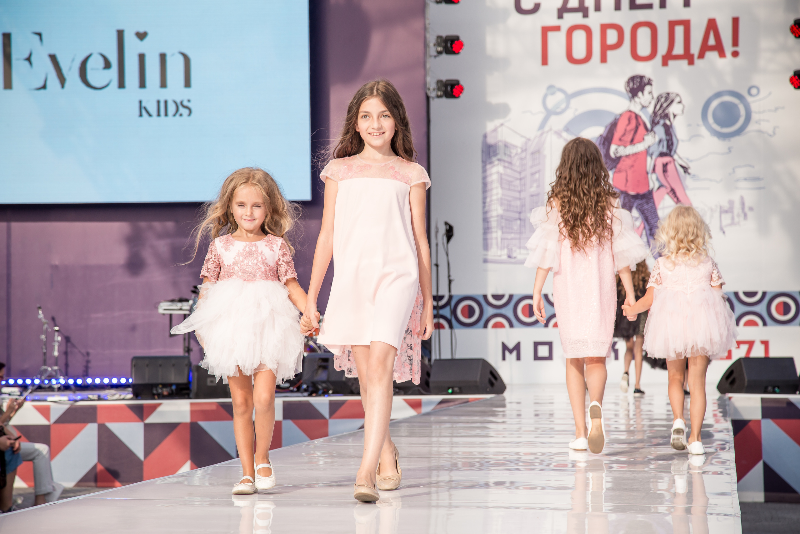 МОДНЫЙ ПОКАЗ К ДНЮ ГОРОДА. Свадебный Семейный Репортажный фотограф в Москве