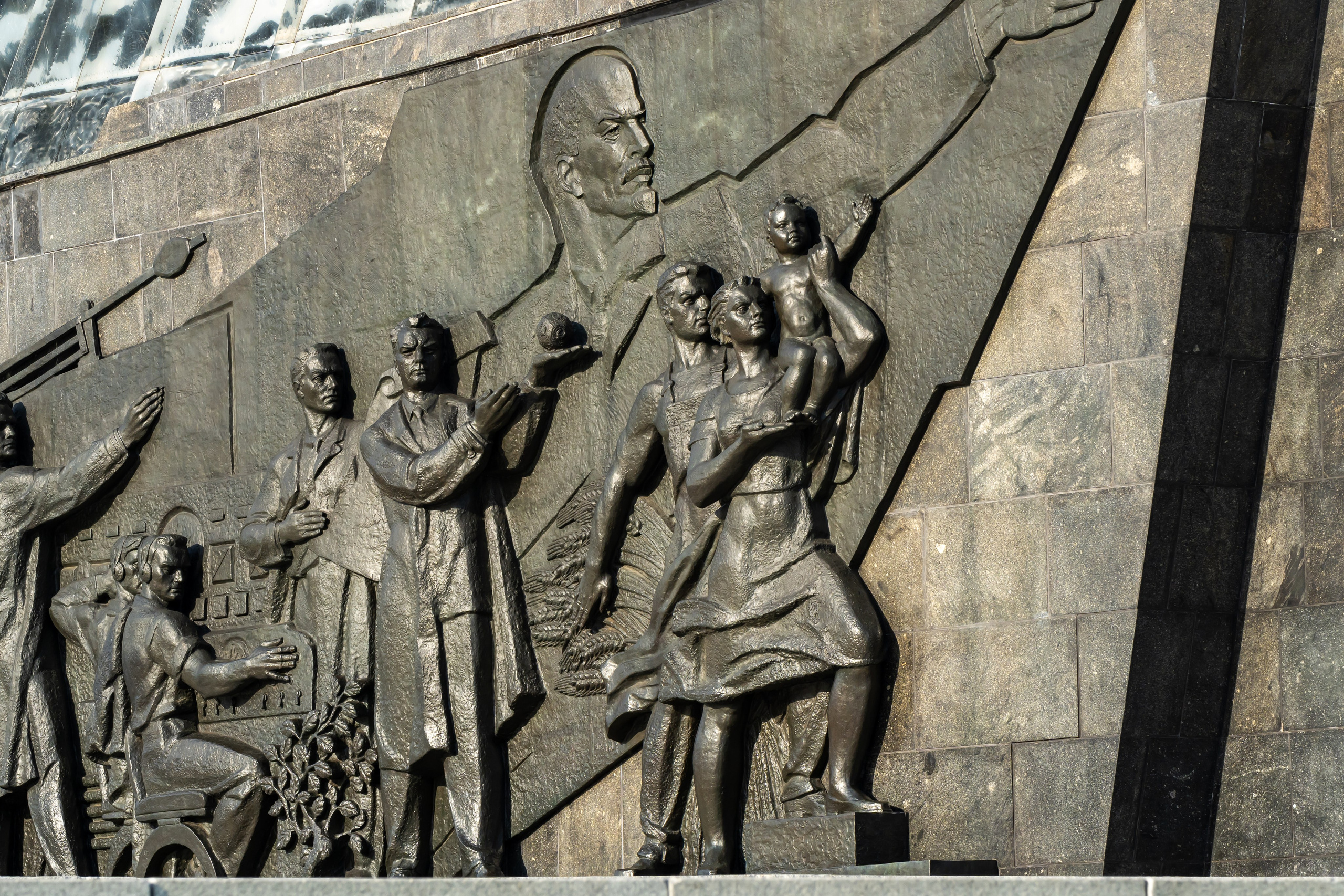 Монумент Покорителям космоса на ВДНХ