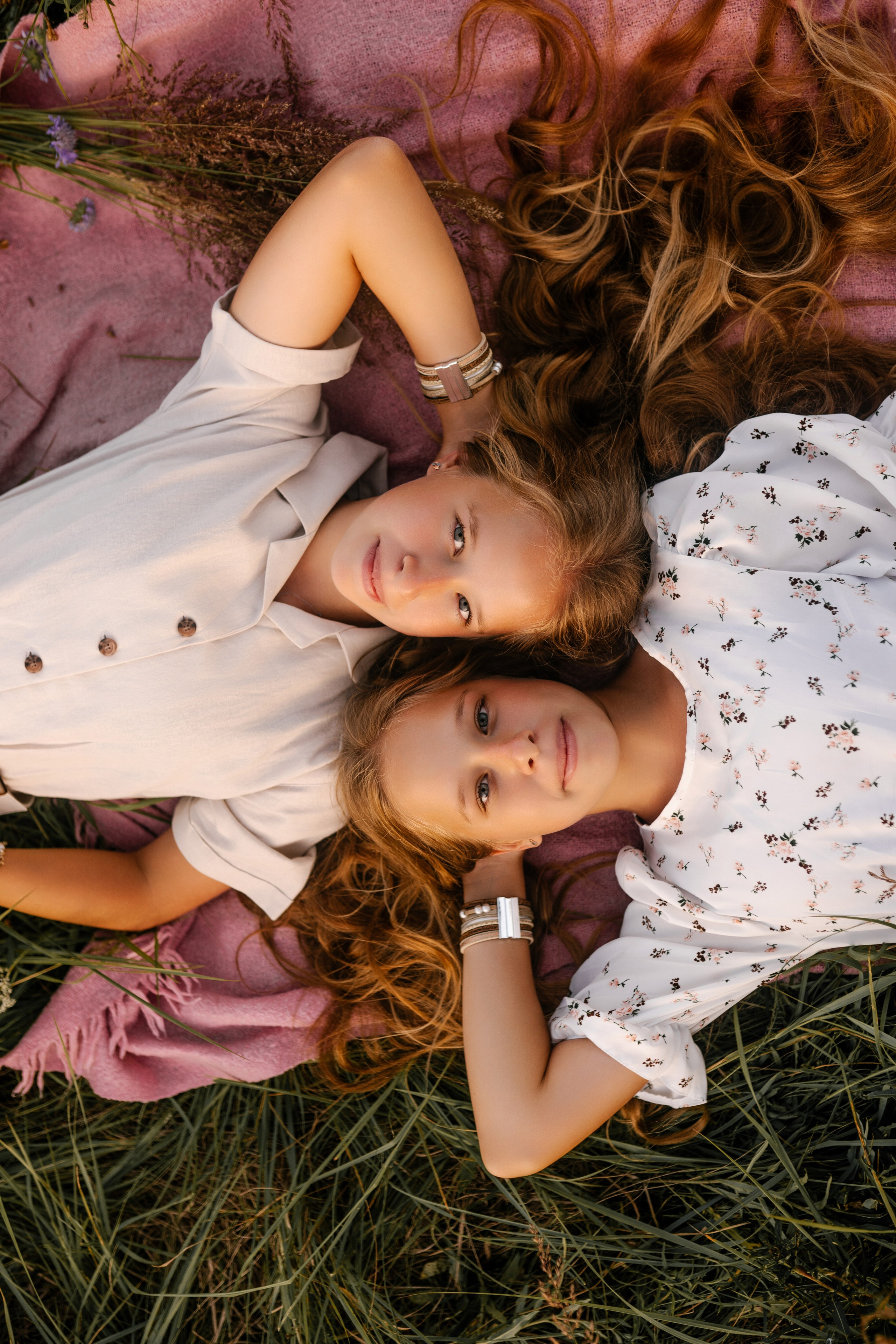 Фотосессия большой семьи в поле