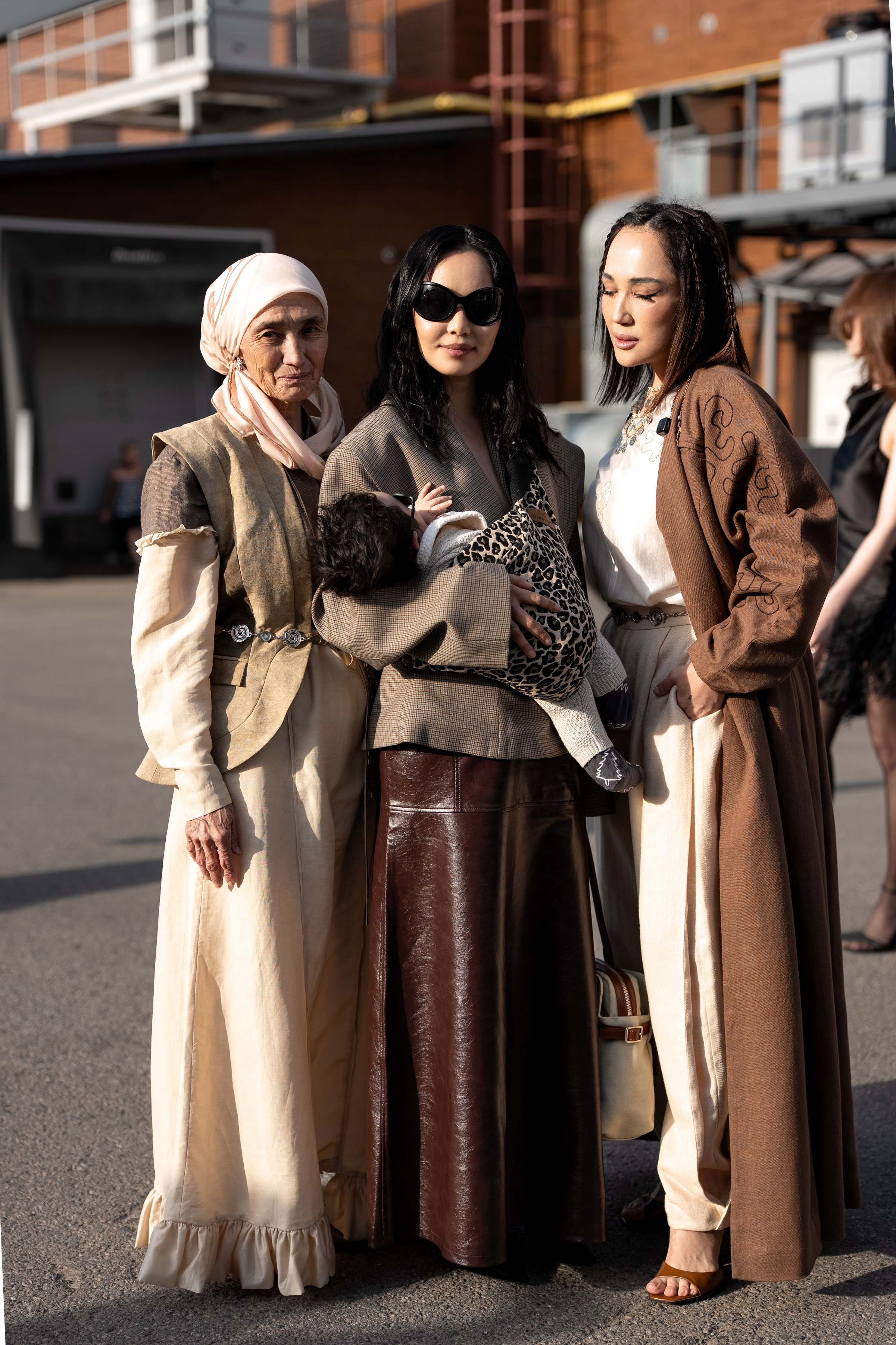 Visa Fashion Week Almaty Pre-Fall 2026 April StreetStyle Day 1. Сайт Алматинского НЮ АРТ, будуар и фэшн фотографа Дениса Карпенко