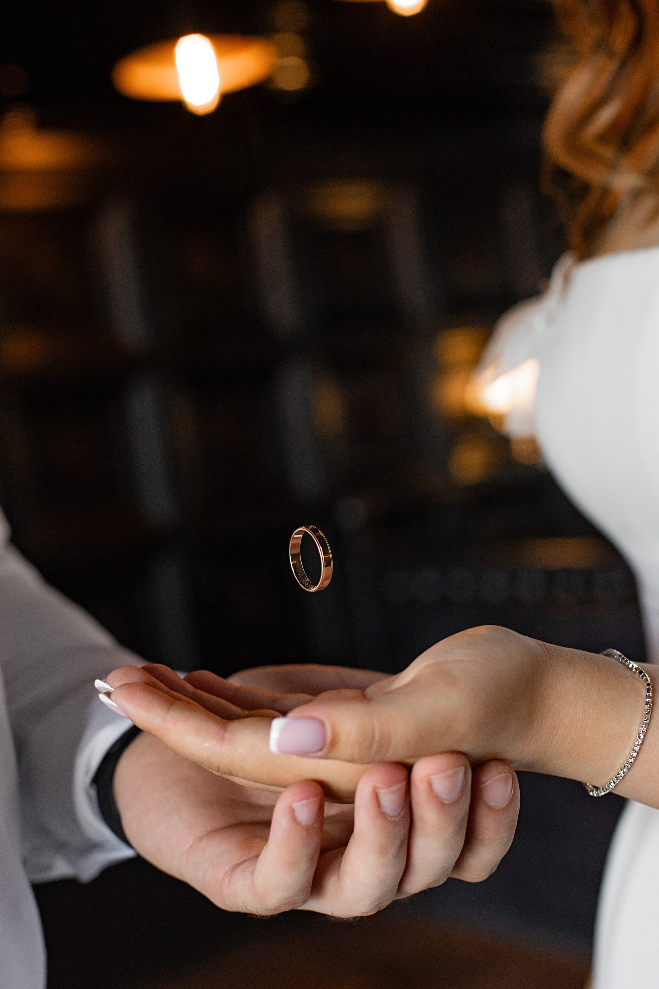 свадебное кольцо, магия. висит в воздухе