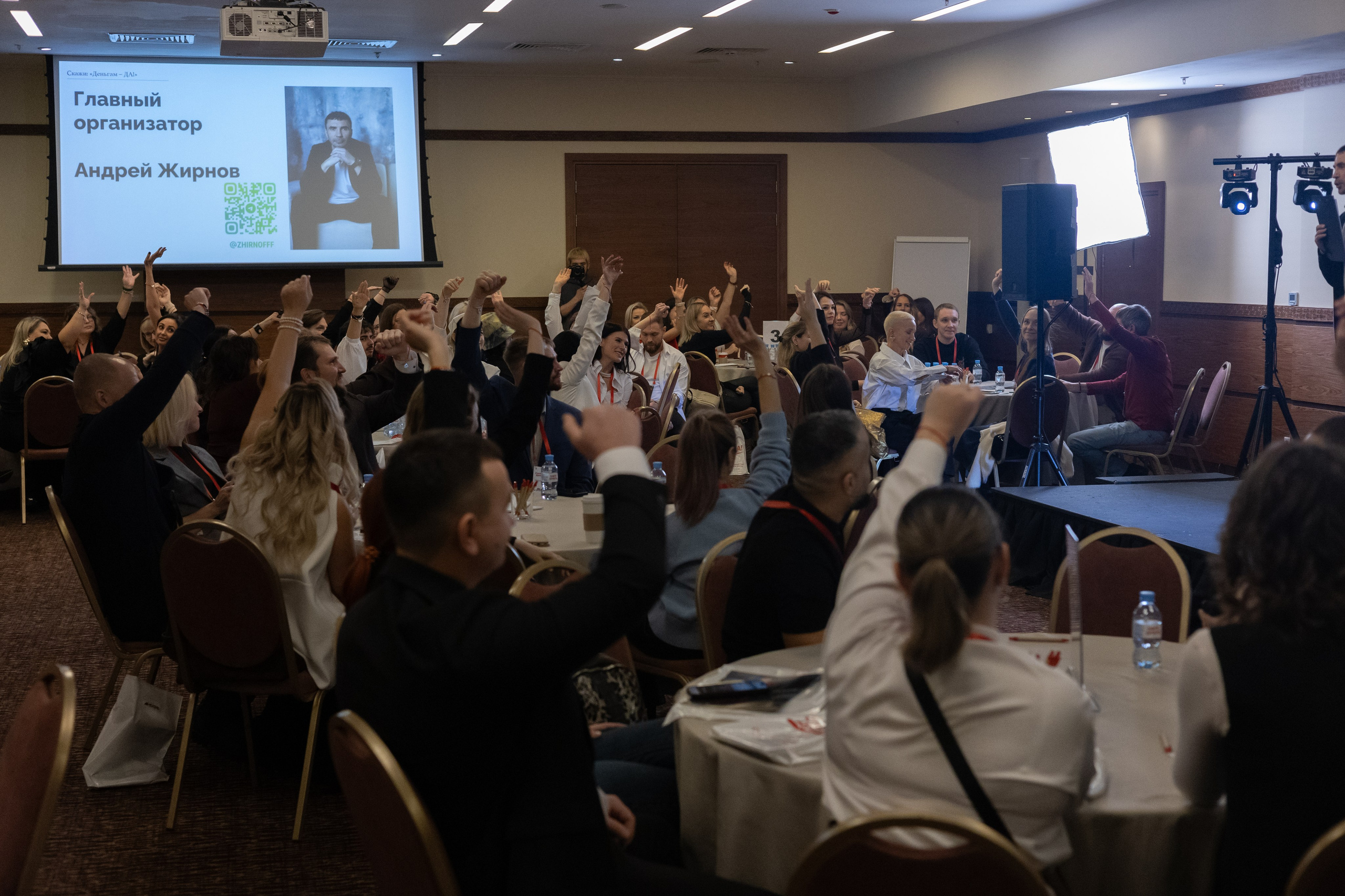 «СКАЖИ ДЕНЬГАМ ДА». Фотограф Красноярск съемки лавстори, фотосессия в студии, портретная съемка, творческие фотосессии