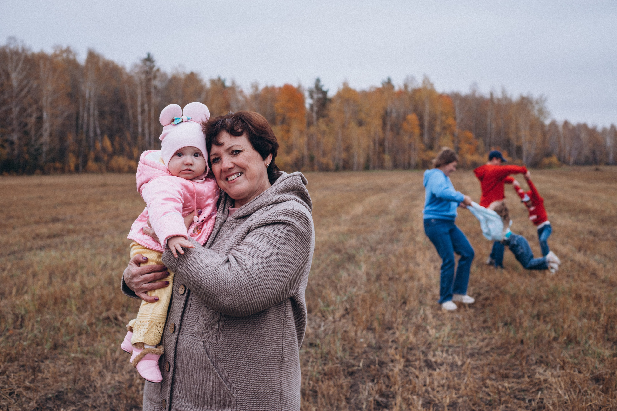 Максим Наташа Кирилл Арина Полина и бабушка. Семейный фотограф Нижневартовск Тюмень Ефимова Ирина
