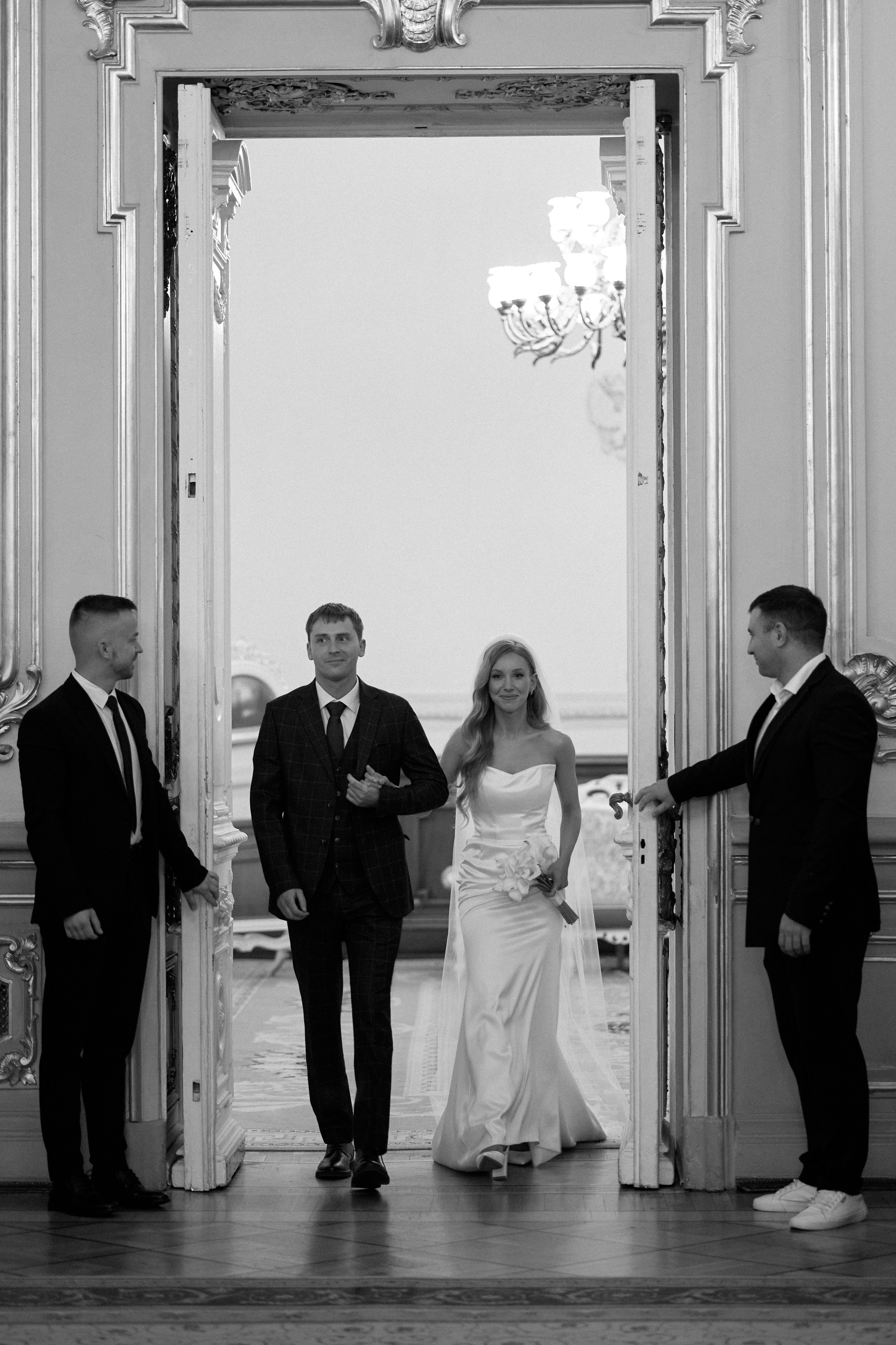 Свадебная фотосессия в Дворце Бракосочетания № 1. Сестры Карабаза. Фотографы и ретушеры в Москве и Санкт-Петербурге