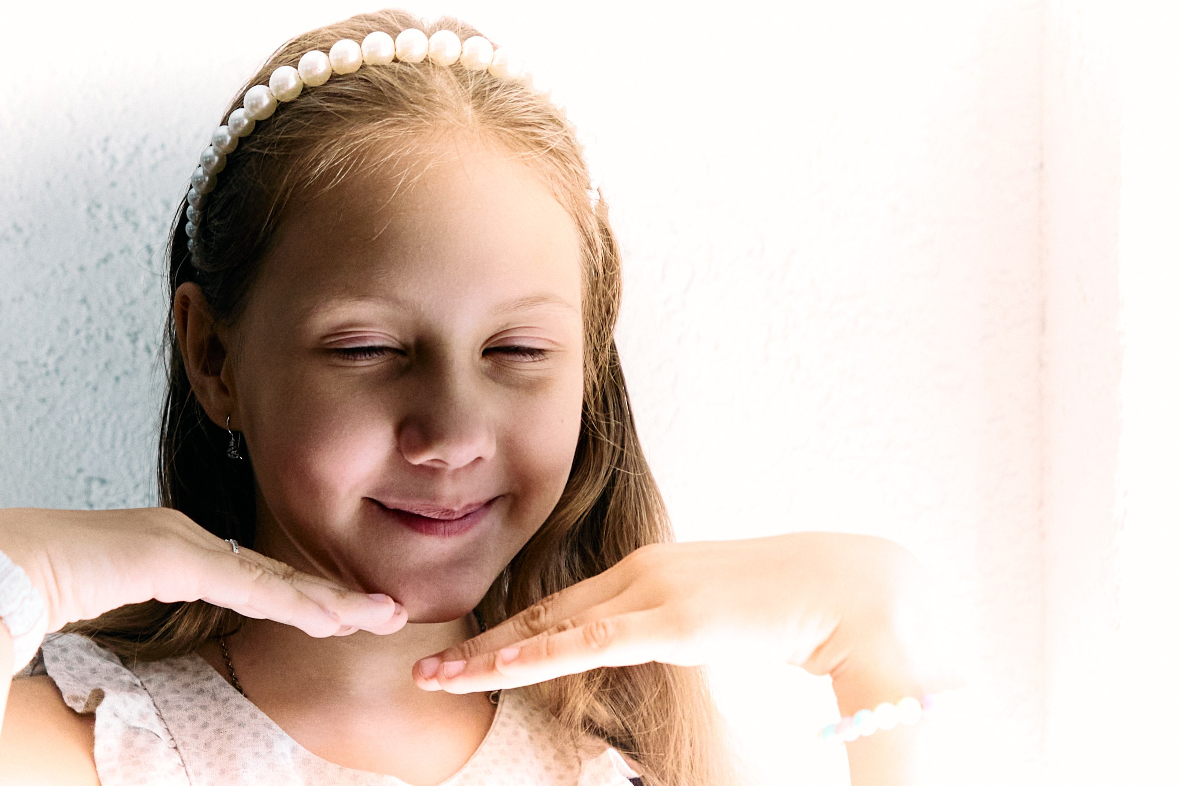 девочка играет в принцессу