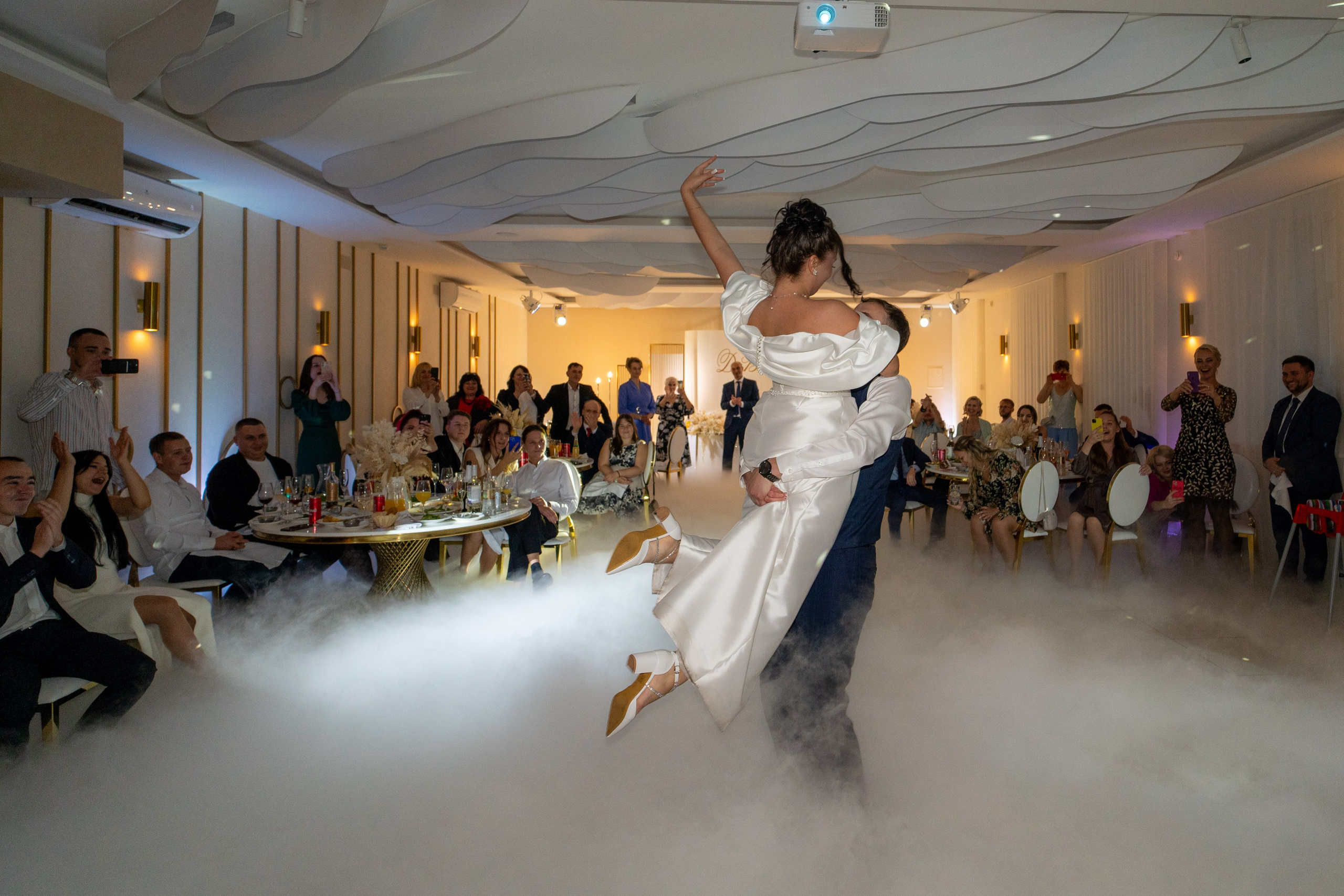 Сборы в отеле Индиго, съемка в Академии художеств, роспись во дворце бракосочетания№ 2 и банкет Нева Холл. Свадебный фотограф Александр Невский в Санкт-Петербурге