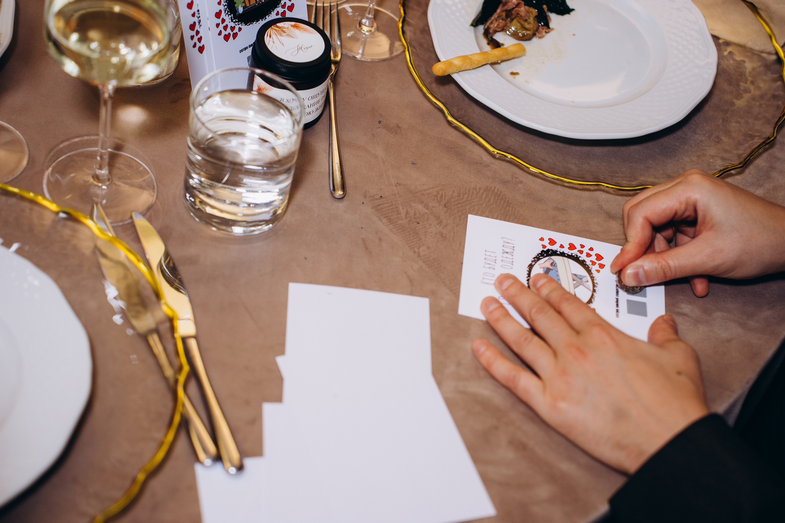 Веселые гости танцуют на свадебном банкете — репортажная съемка свадебных мероприятий в Москве с живыми эмоциями.