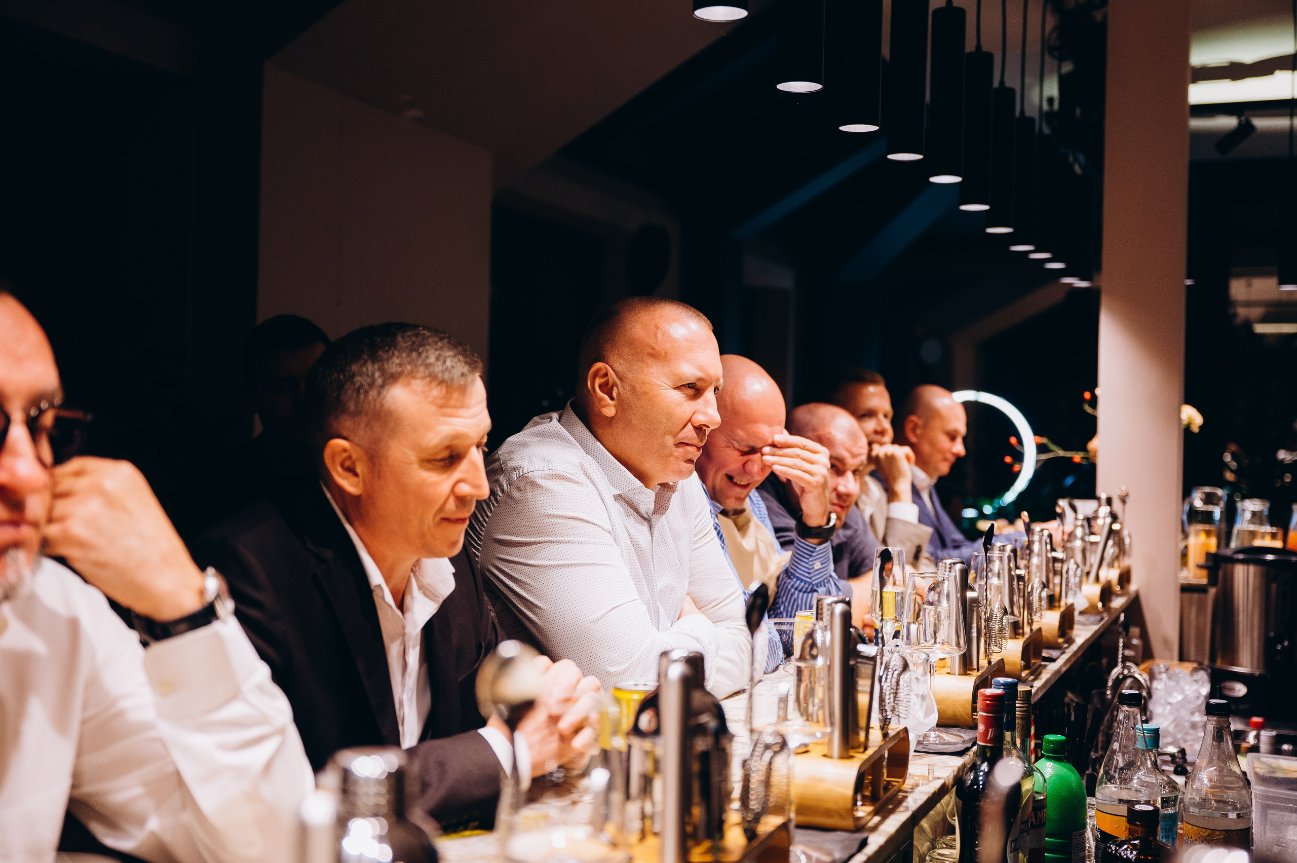 Веселые гости танцуют на свадебном банкете — репортажная съемка свадебных мероприятий в Москве с живыми эмоциями.