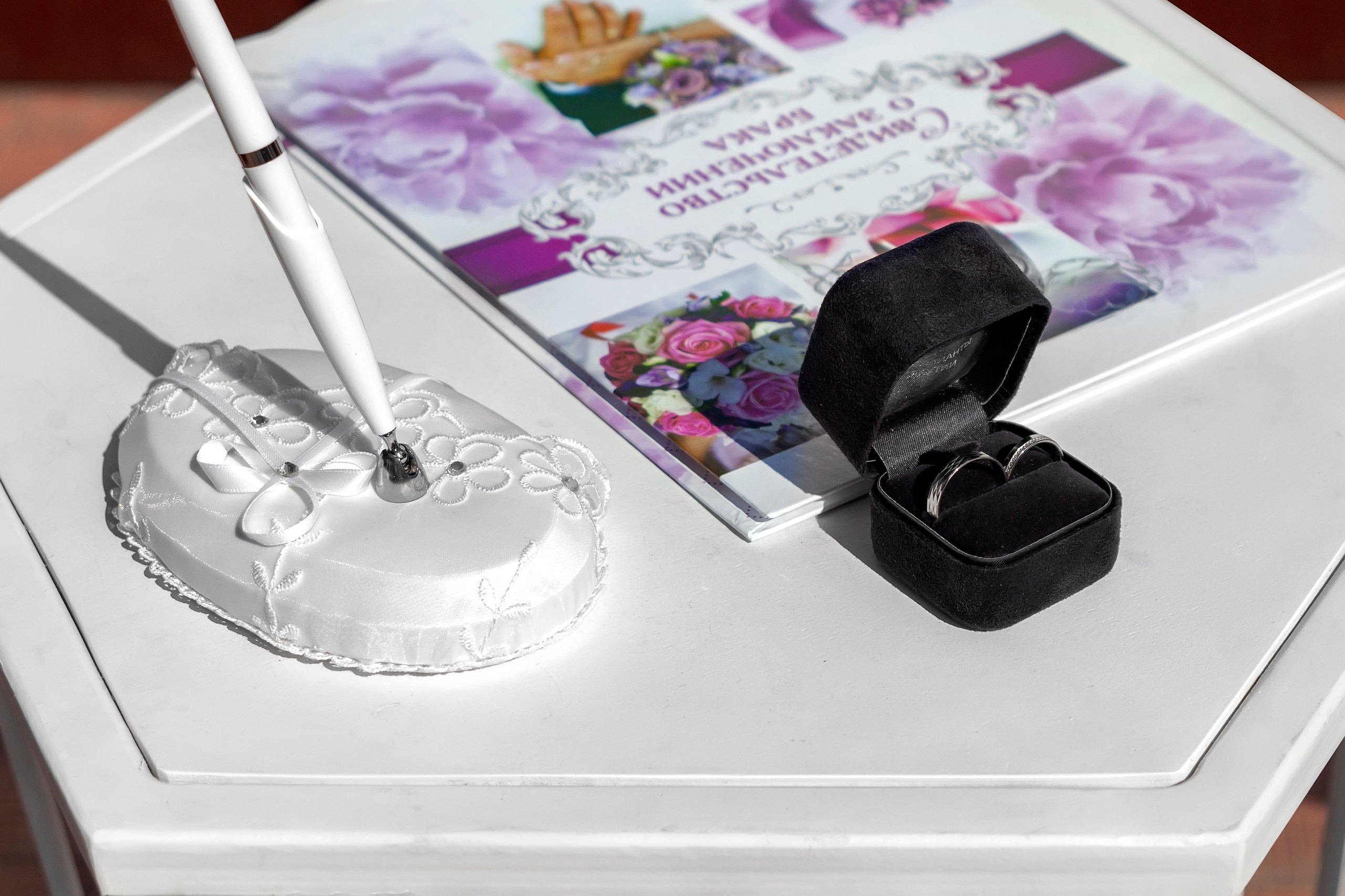 Атрибутика росписи на столике - кольца в коробочке, папка для документа