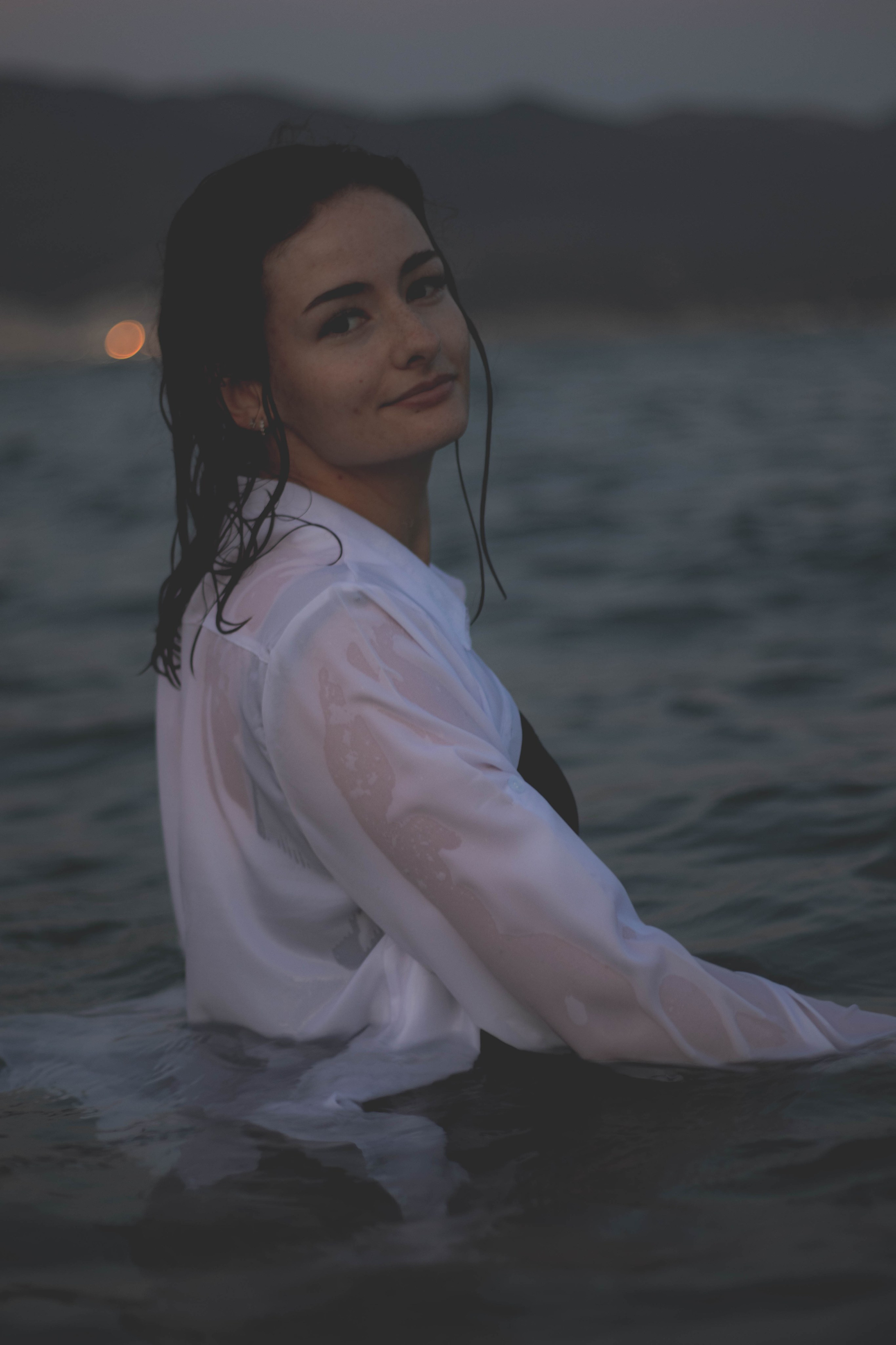 «Невесомость волн: девушка и море». Уличный фотограф Города N