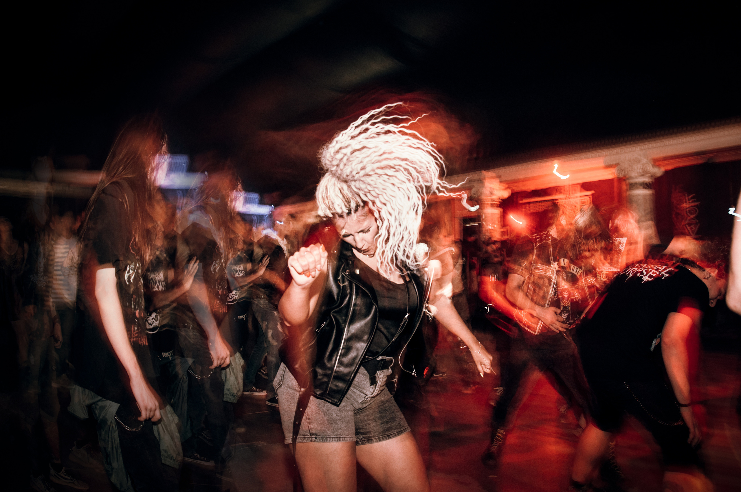 Девушка танцует на концерте. панк концерт