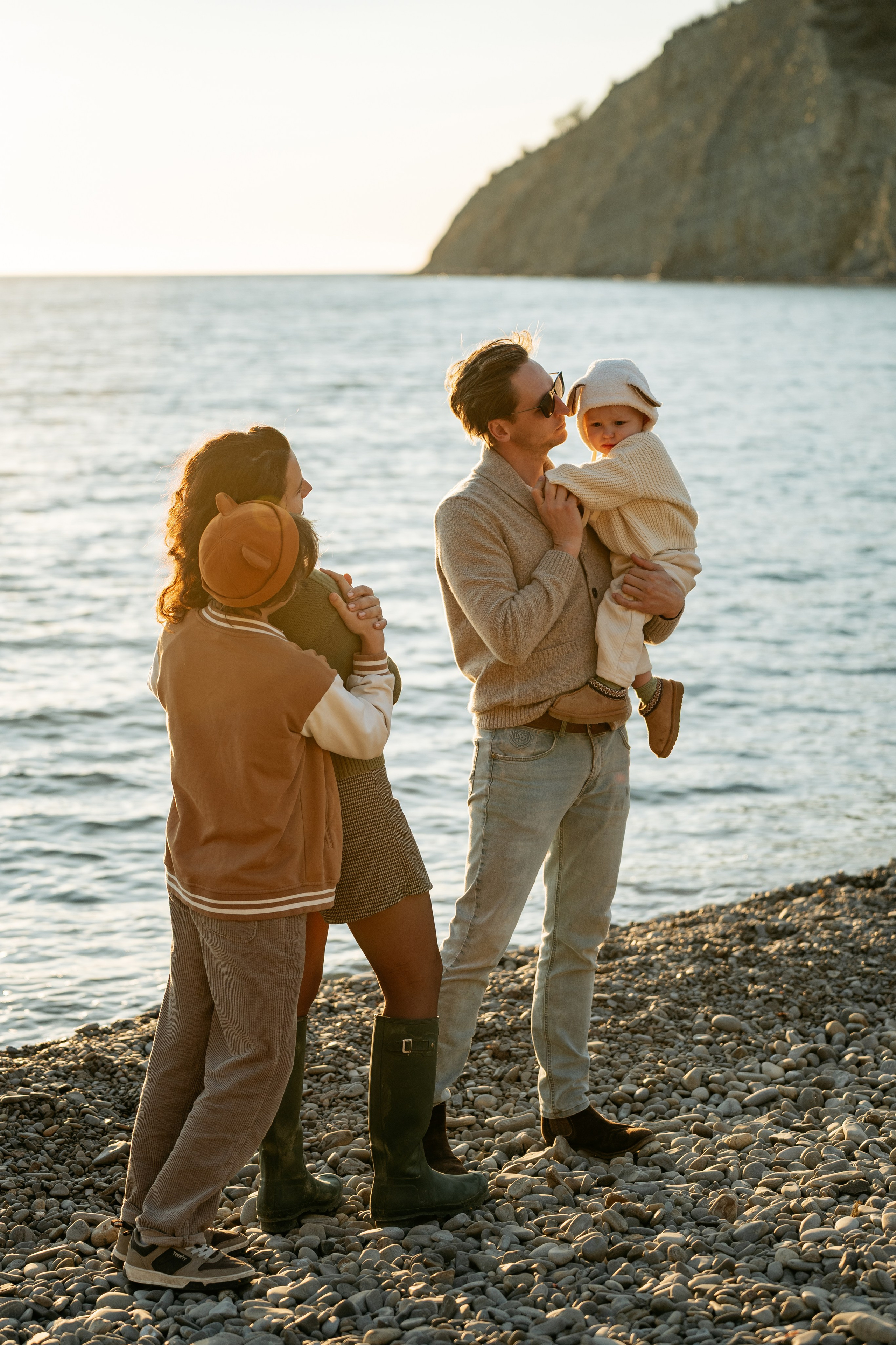 Фотосессия с детьми разного возраста в Новороссийске. Нежный момент: мама с дочкой и папа с сыном-подростком. Семейная фотография на побережье.