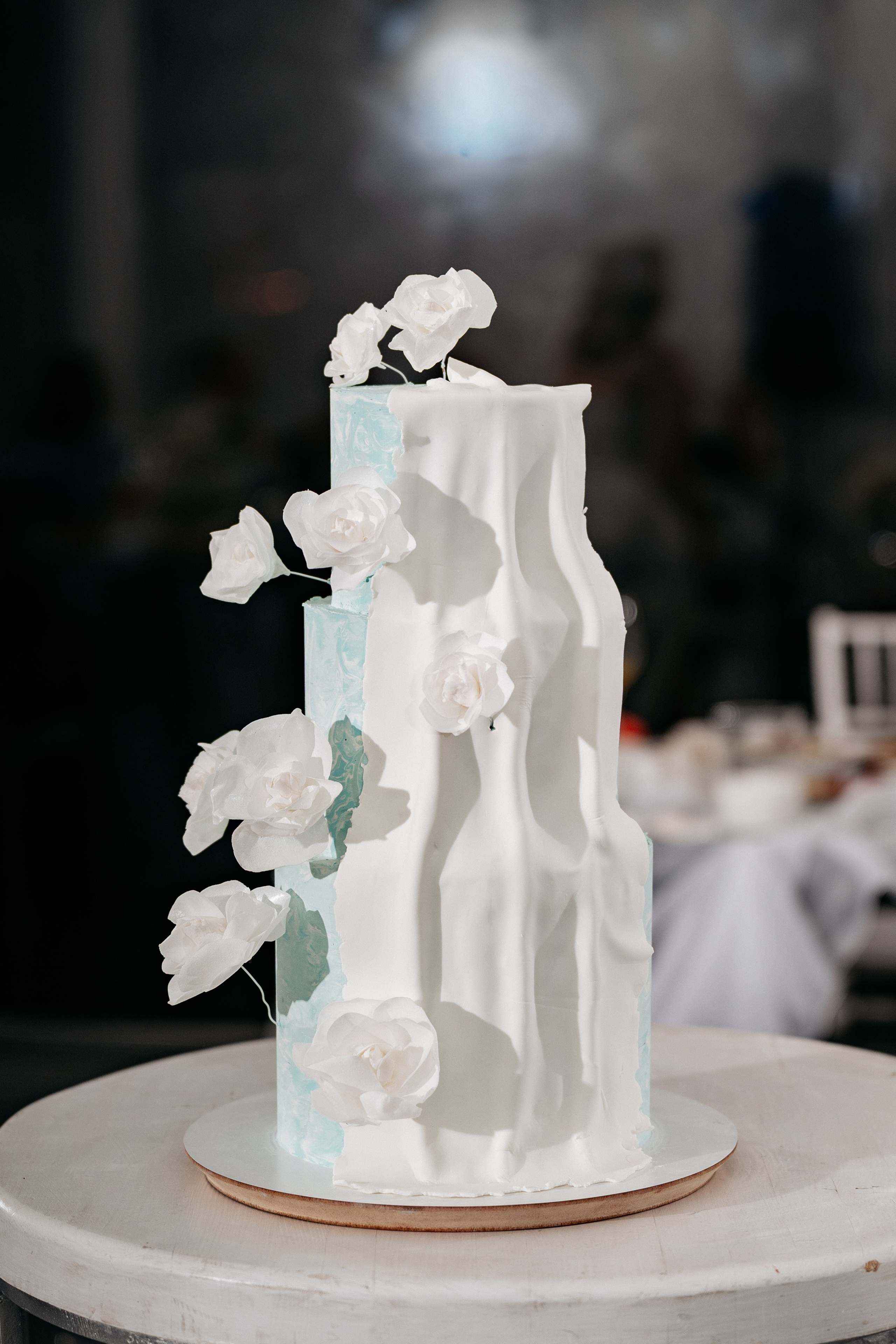 Красивый и стильный свадебный торт - фотография от фотографа на банкете в Геленджике.