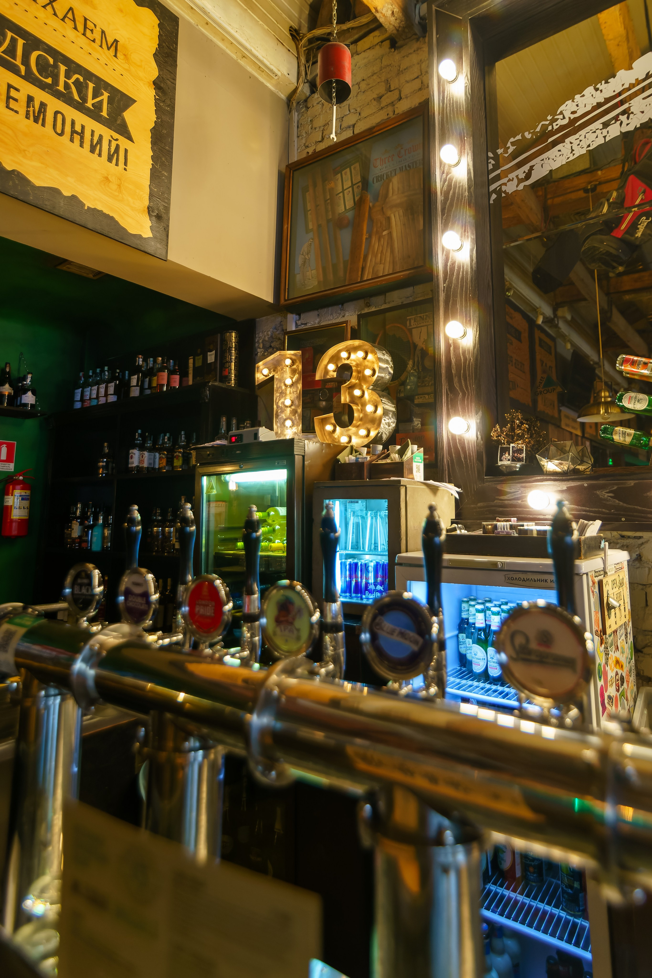 Алматы, William Lawson's 13 — легендарный паб, открытый в 2015 году, ставший вторым домом для многих алматинцев, Алматы, июнь 2024. Интерьерный фотограф Алматы