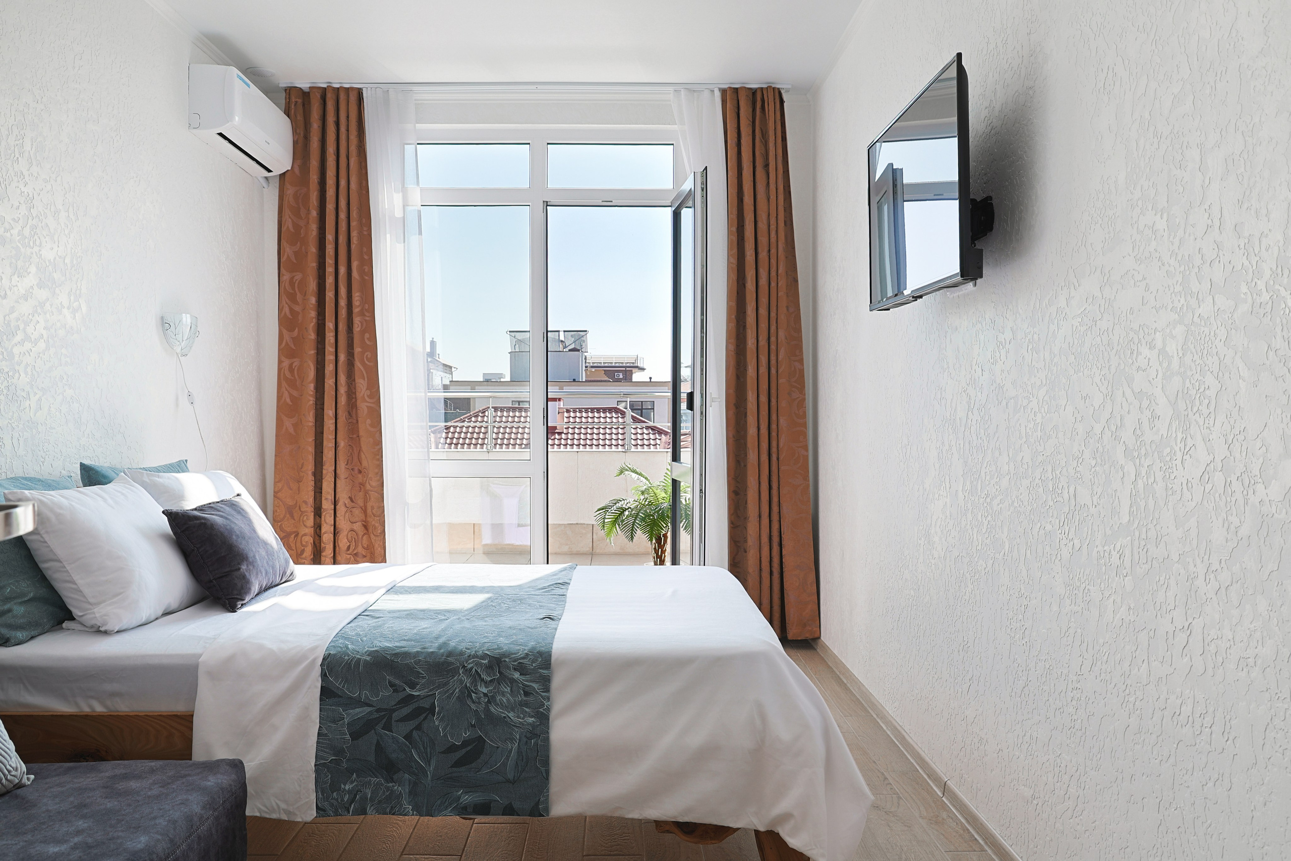 Подготовка к съёмке и фото номера в гостевом доме в Геленджике для посуточной аренды. Интерьерная съёмка и подготовка недвижимости к аренде/продаже. Геленджик, Краснодарский край — Юлия Софронова, Art Sea Homes