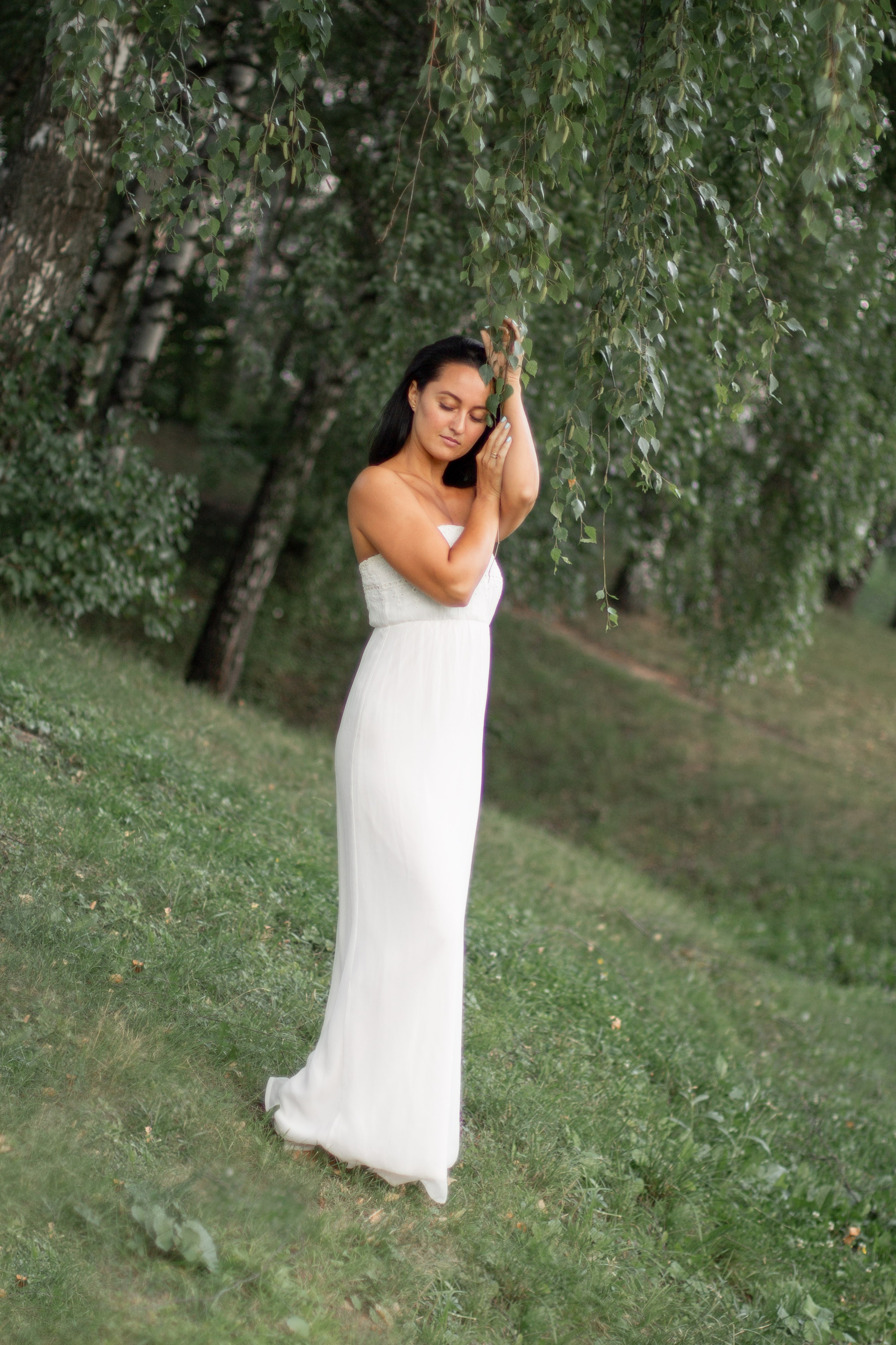 Фотография девушки в белом платье летом, девушка и береза